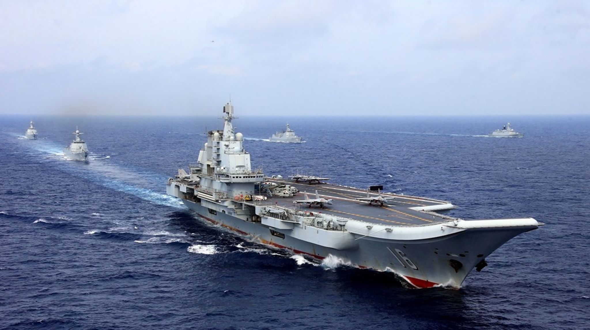 Kina's første hangarskib Liaoning i Stillehavet i 2018. Landet har i dag to hangarskibe.