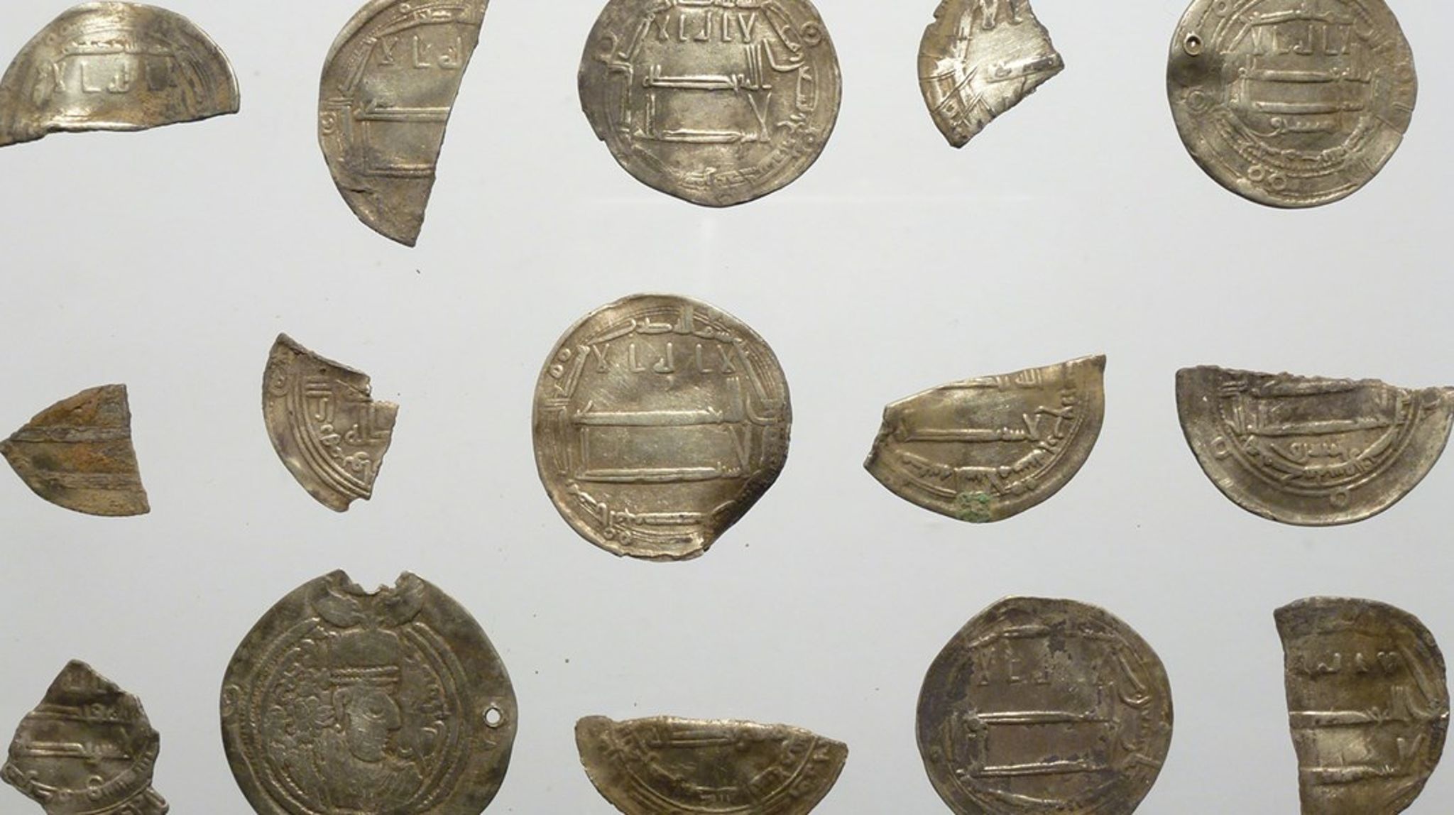 Vi lever i en tid, hvor vidensdeling og videnskabeligt samarbejde er lettere end nogensinde før. Hvis Bornholms Museum rammes af en katastrofe i morgen, mister verden 95 procent af samtlige guldgubber fra jernalderen. Måske nogle af vores guldgubber burde udstilles i et kinesisk eller afrikansk museum, skriver Jakob Seerup.