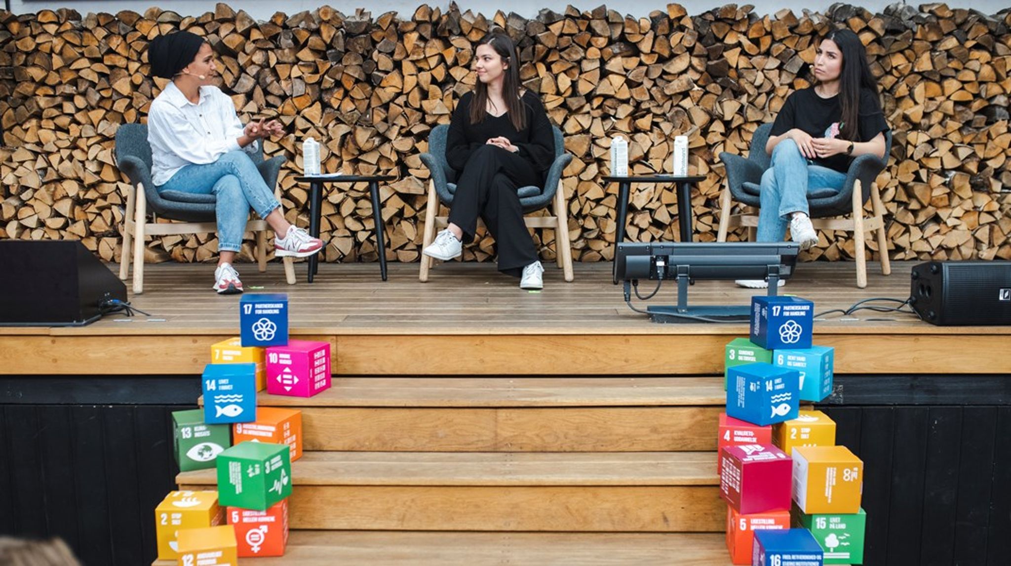 DFUNK - her på Altingets scene til et arrangement om kvinder, der flygter, skal samarbejde med kommuner og erhvervsliv om at få flere unge flygtninge i arbejde.&nbsp;
