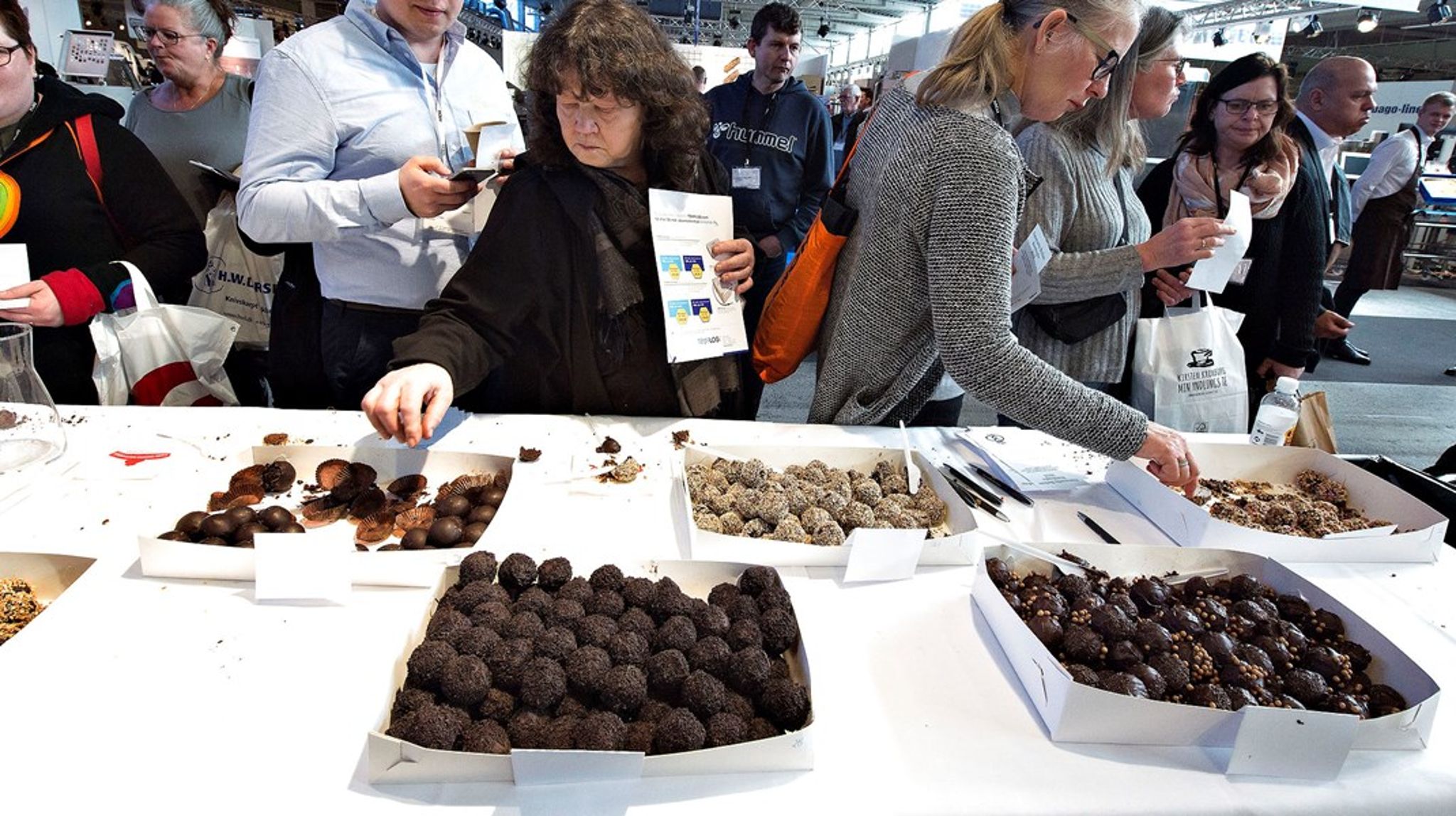Hvis man har en romkugle, der er lavet af kagerester tilført kakao og til sidst overtrukket med chokolade, så vil hele romkuglen være pålagt chokoladeafgift. Er romkuglen derimod rullet i krymmel, men stadig lavet af kagerester og kakao, så er hele kagen uden afgift, skriver Morten Messerschmidt og Dennis Flydtkjær.&nbsp;