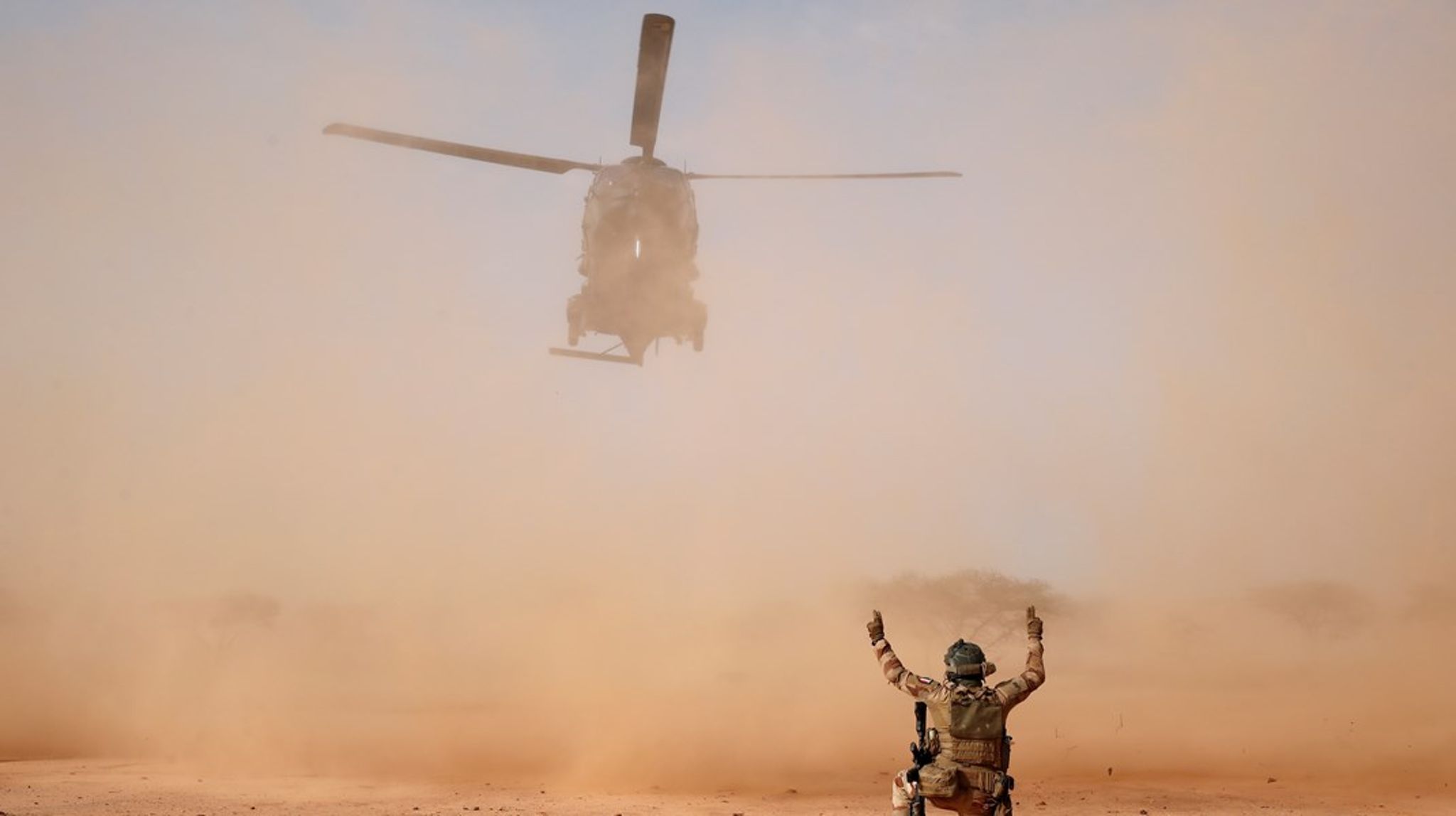 En Caiman helikopter lander på en militærbase, som en del af Operation Barkhane, som Danmark, siden januar, bistår Frankrig i. 