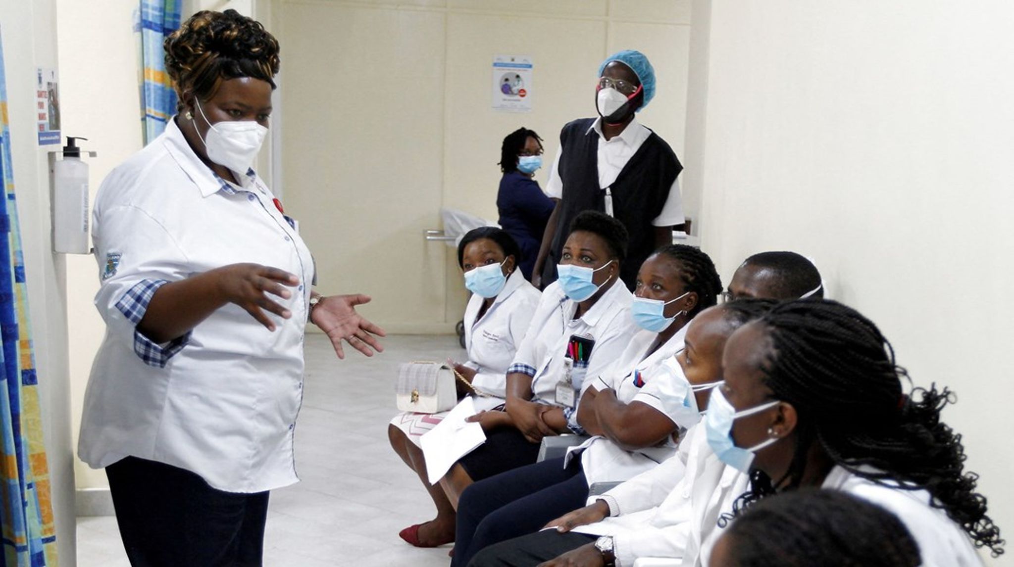 En sundhedsmedarbejder taler til sine kollegaer, inden de skal modtage en covid-19-vacciner under Covax-vaccineprogrammet. Kenya, marts, 2021.