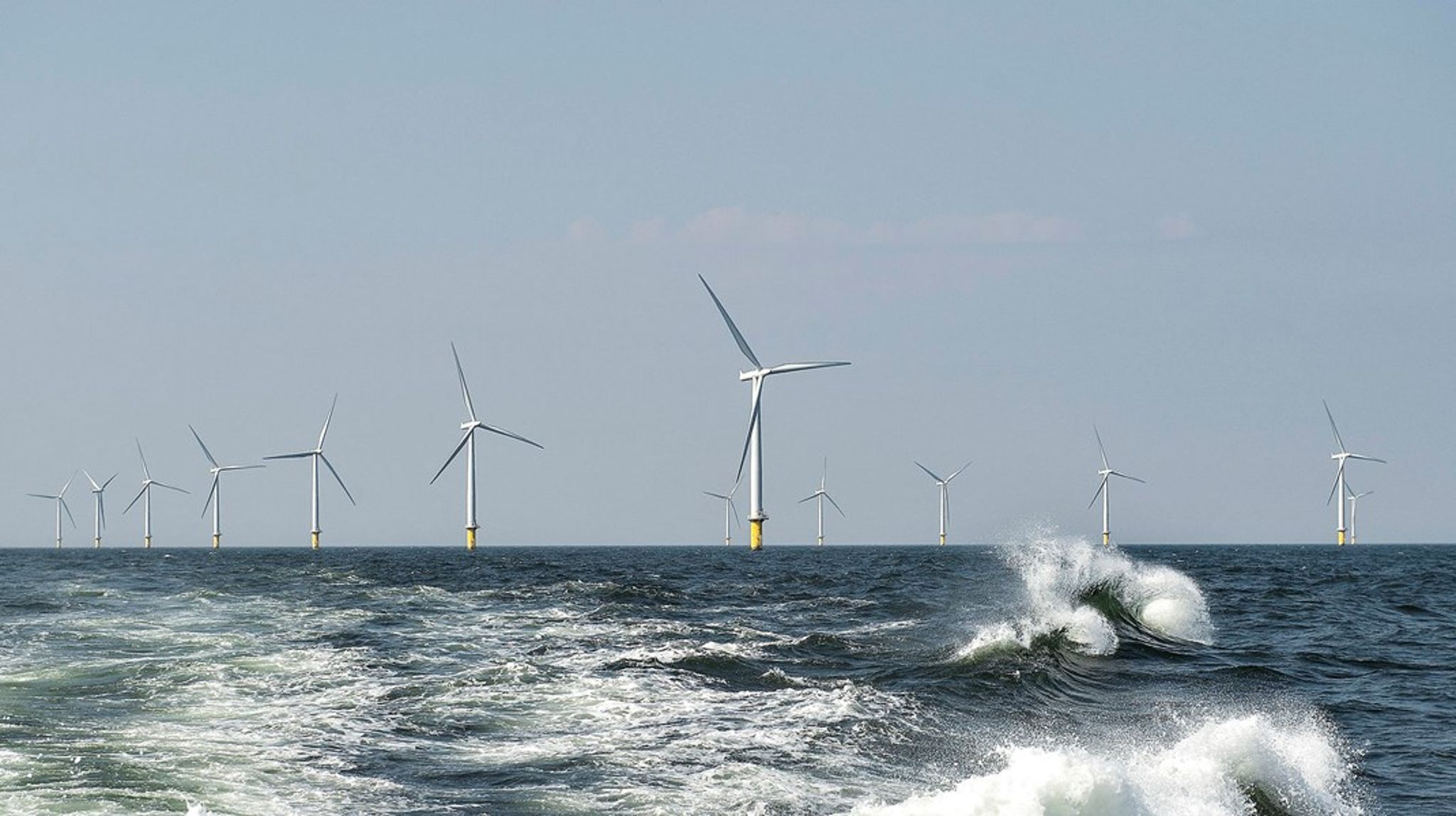Teknologien bliver i 'Omstilling til fremtiden' fremstillet som&nbsp;klimakrisens redningsplanke, som på nærmest magisk vis vil udvikle sig til at blive mere grøn og effektiv, skriver Peter Svarre.<br>