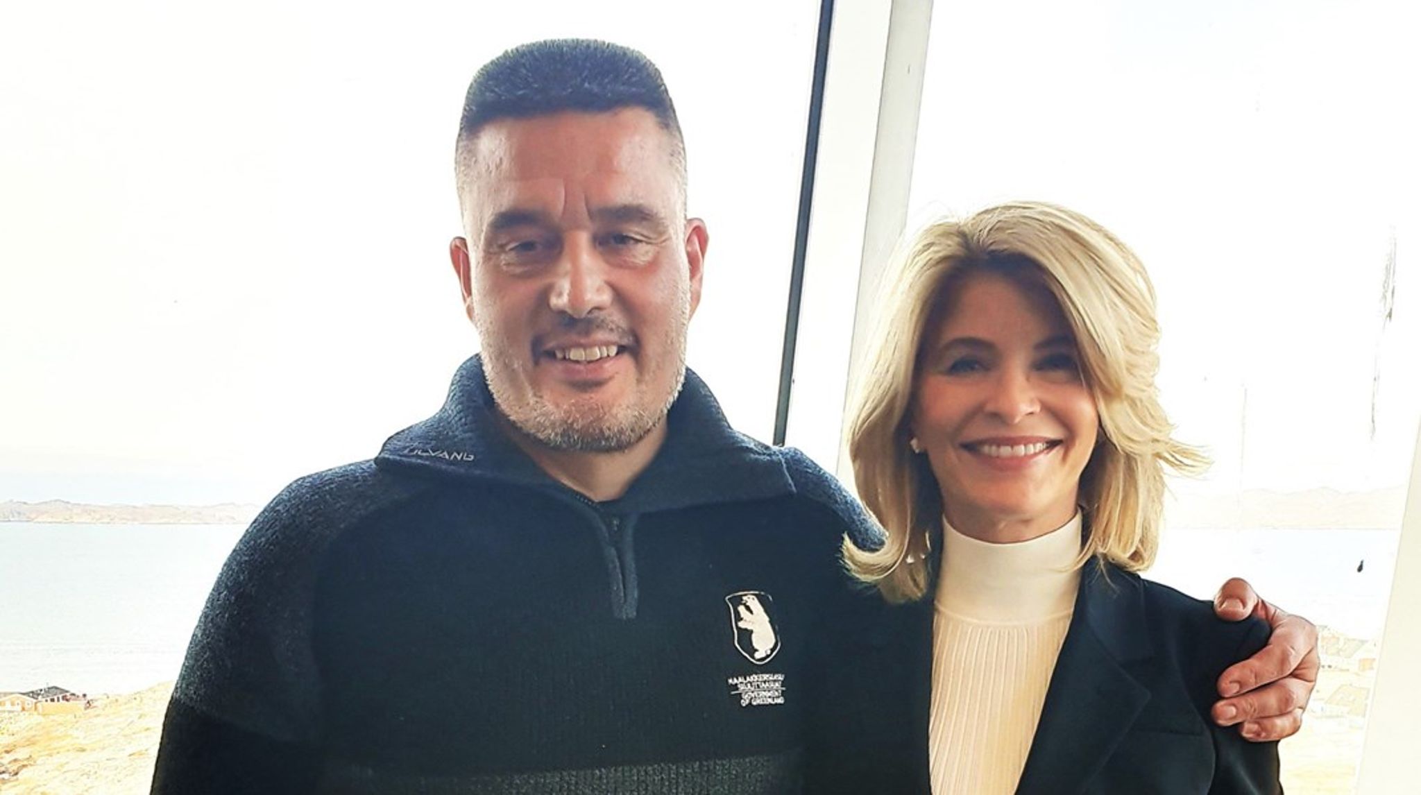 USA's daværende ambassadør til Danmark Carla Sands (t.h.) og Grønlands daværende landsstyreformand Kim Kielsen (t.v.) arm i arm i 2019.