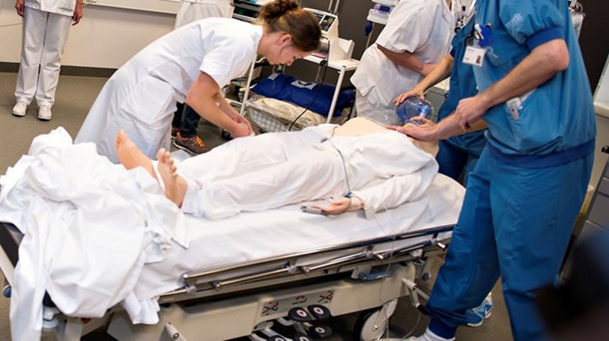 En aftale skal gøre det muligt for alle borgere over 60 år at&nbsp;fravælge genoplivning ved hjertestop. Her viser sygehuspersonale en simulation af genoplivning på en dukke.
