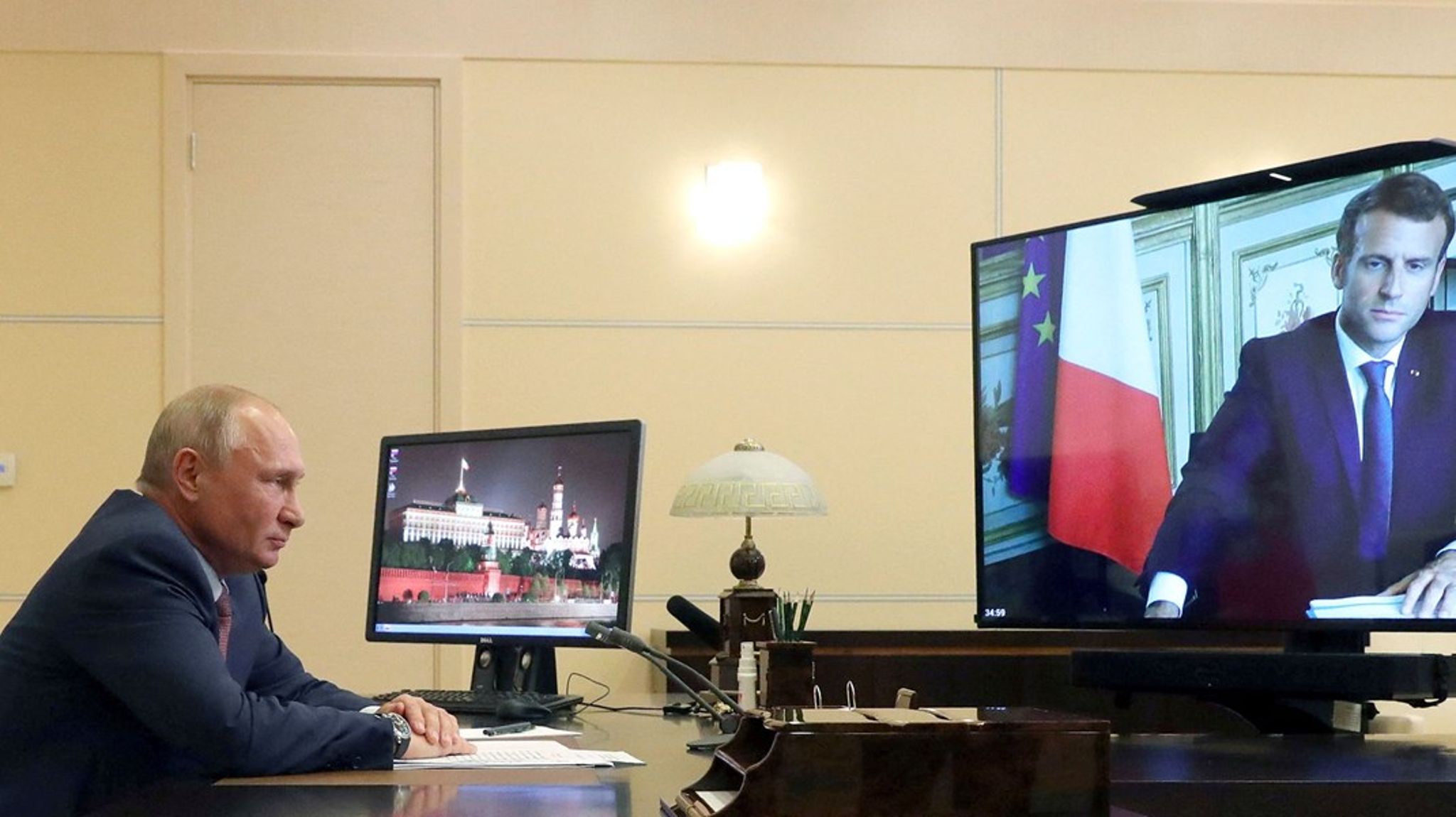 Europæiske ledere som Frankrigs præsident, Emmanuel Macron, forsøger at finde et kompromis med den russiske leder, Vladimir Putin.