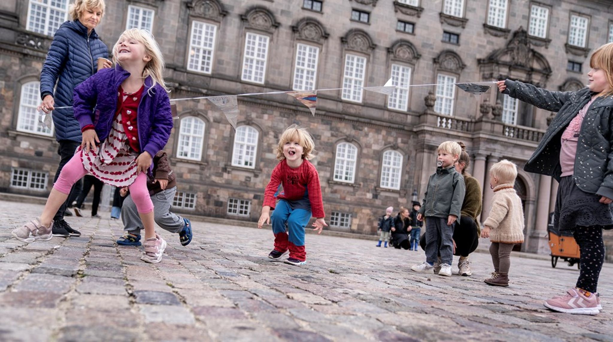 Værdien af en børnefamilie i trivsel er helt afgørende for, hvordan vi som samfund og mennesker har det, skrive r Alternativer. (arkivfoto fra en demonstration for bedre barselsforhold på Christiansborgs slotsplads i september 2021)