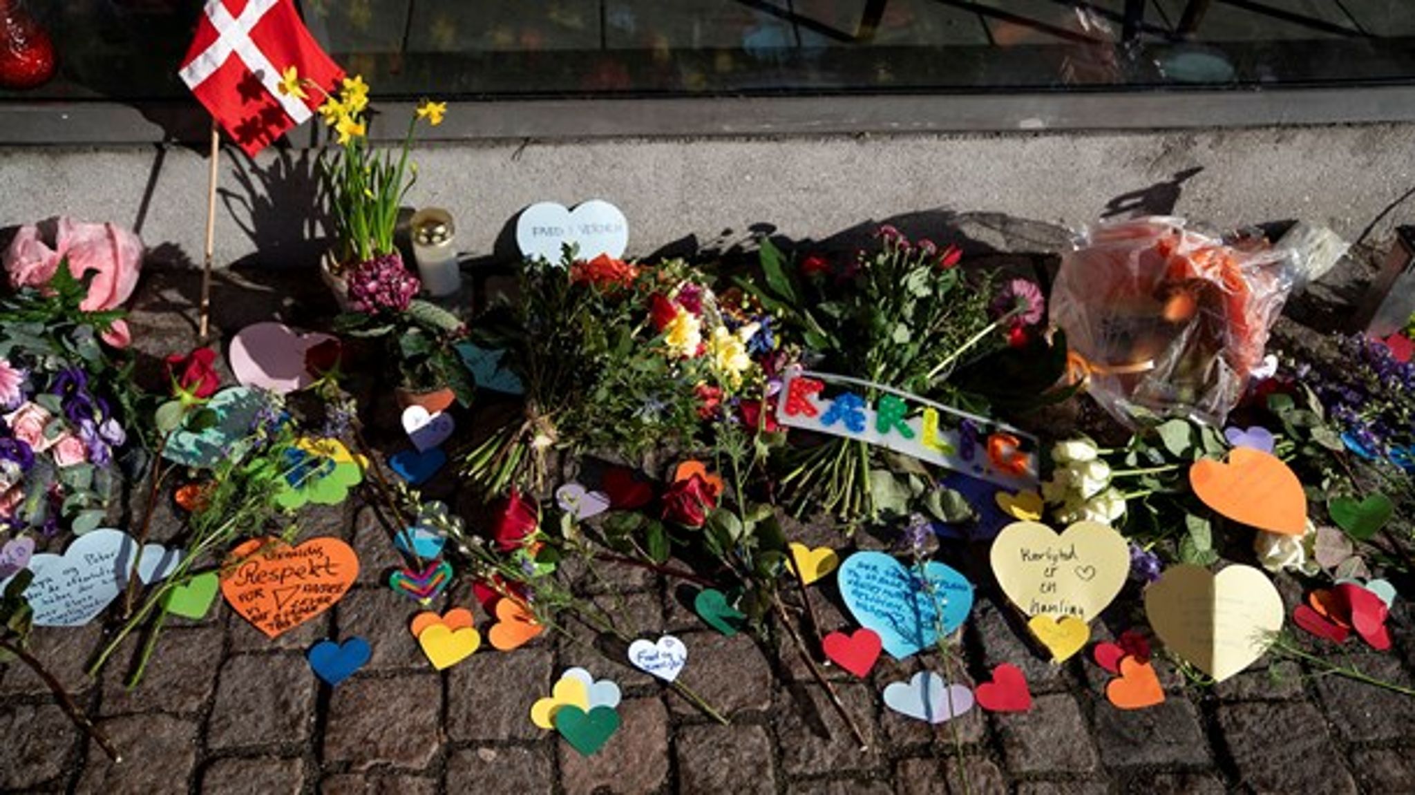 Terrorattentatet den 14 februar 2015 og de danskere, som fra 2012 udrejste til Islamisk Stats Kalifat i Syrien og Irak fik for alvor radikalisering på dagsordnen i Danmark. Både politisk men også blandt civile aktører - her var endnu en opgave, som myndigheder og politikere ikke kunne løse på egen hånd. <br><br> <br><br>