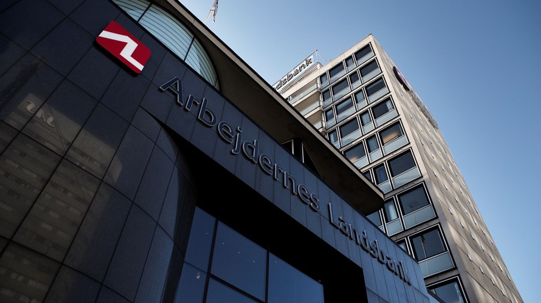Arbejdernes Landsbank måtte skifte bestyrelsesformand, efter den tidligere 3F-formand, Per Christensen, gik af. Dansk Metal-formanden Claus Jensen er den nye bestyrelsesformand for banken. 