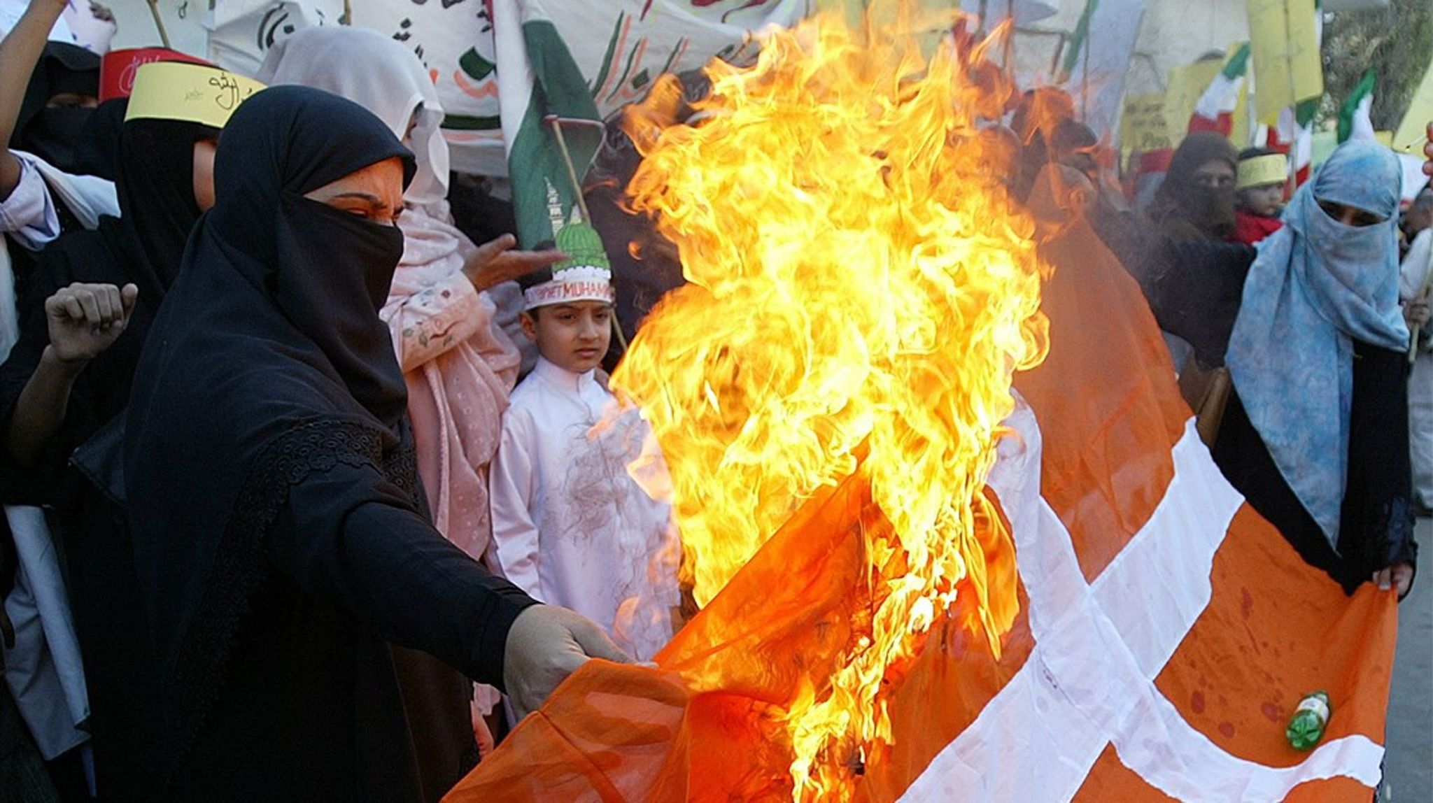 Afbrænding af Dannebrog i&nbsp;Pakistan midt under Muhammed-krisen i februar 2006.