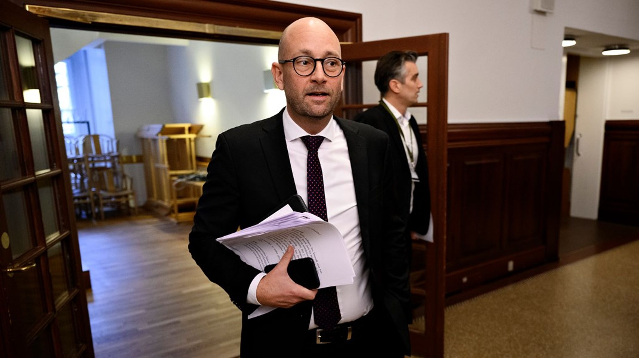 Regeringen skal snart beslutte, hvorvidt man skal have minkavl på dansk jord igen.&nbsp;Fødevareminister, Rasmus Prehn (S), åbner for at lade hensynet til dyrevelfærd indgå i drøftelserne.