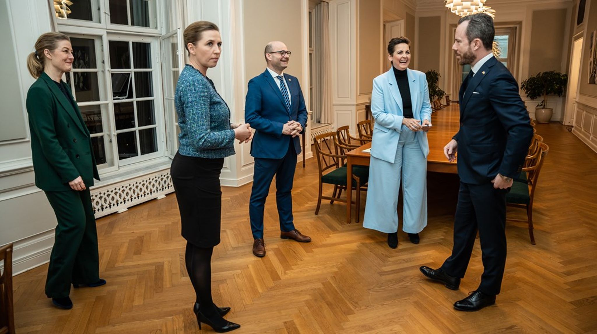 Statsminister Mette Frederiksen (S) og aftaleparterne fra Venstre, Radikale, Socialistisk Folkeparti og Konservative.<br>
