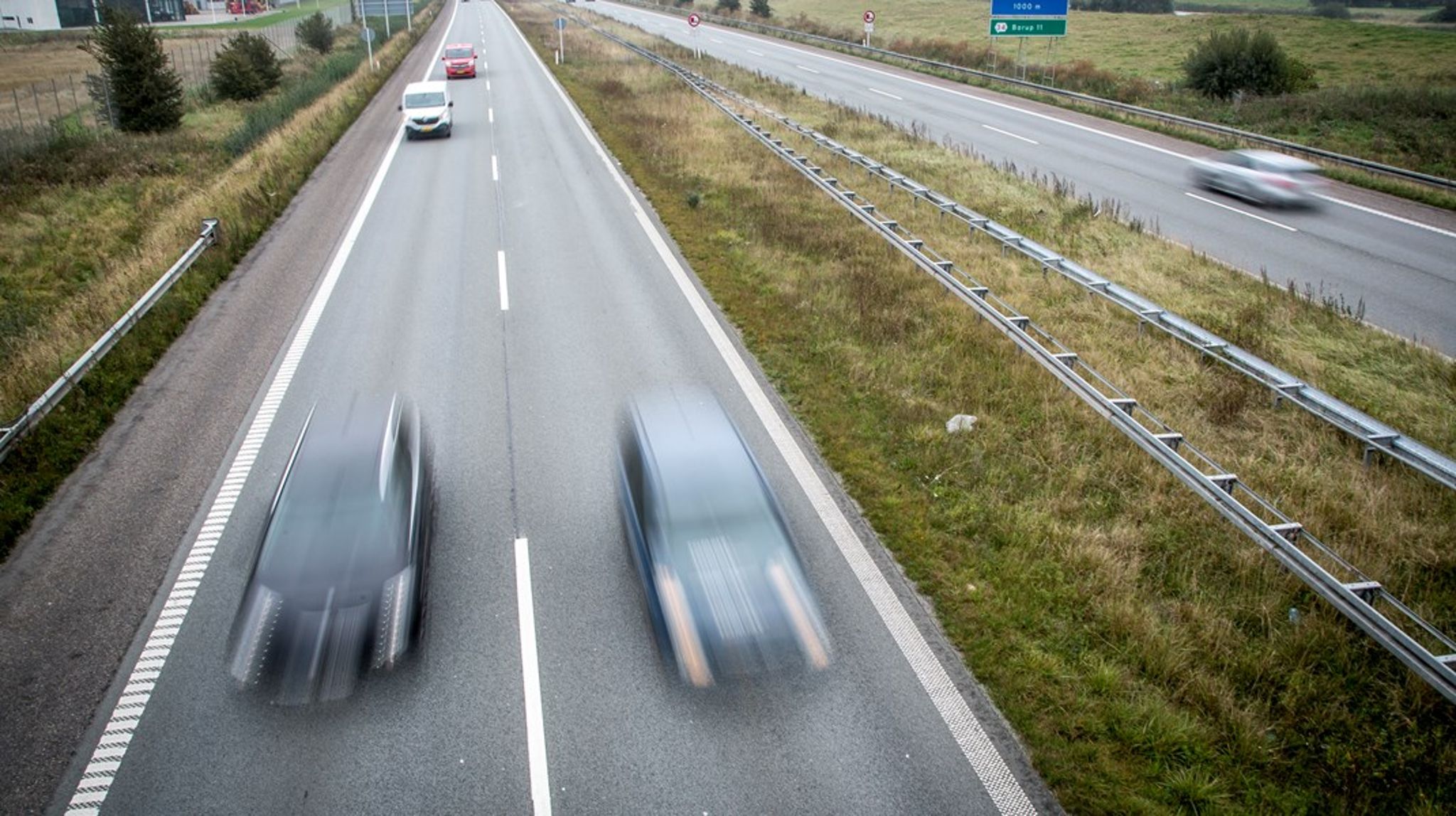 Det er ikke, fordi vi mangler oplagte tiltag, der kan reducere vores forbrug af olie - også på kort sigt.
<span>Vi kan forbyde flyruter, som kan nås med bus eller tog på under seks timer. Vi kan stoppe salg af fossilbiler. Vi kan sætte hastighedsgrænserne ned på motorvejene. For bare at nævne nogle få <i>no-brainers</i>.</span>