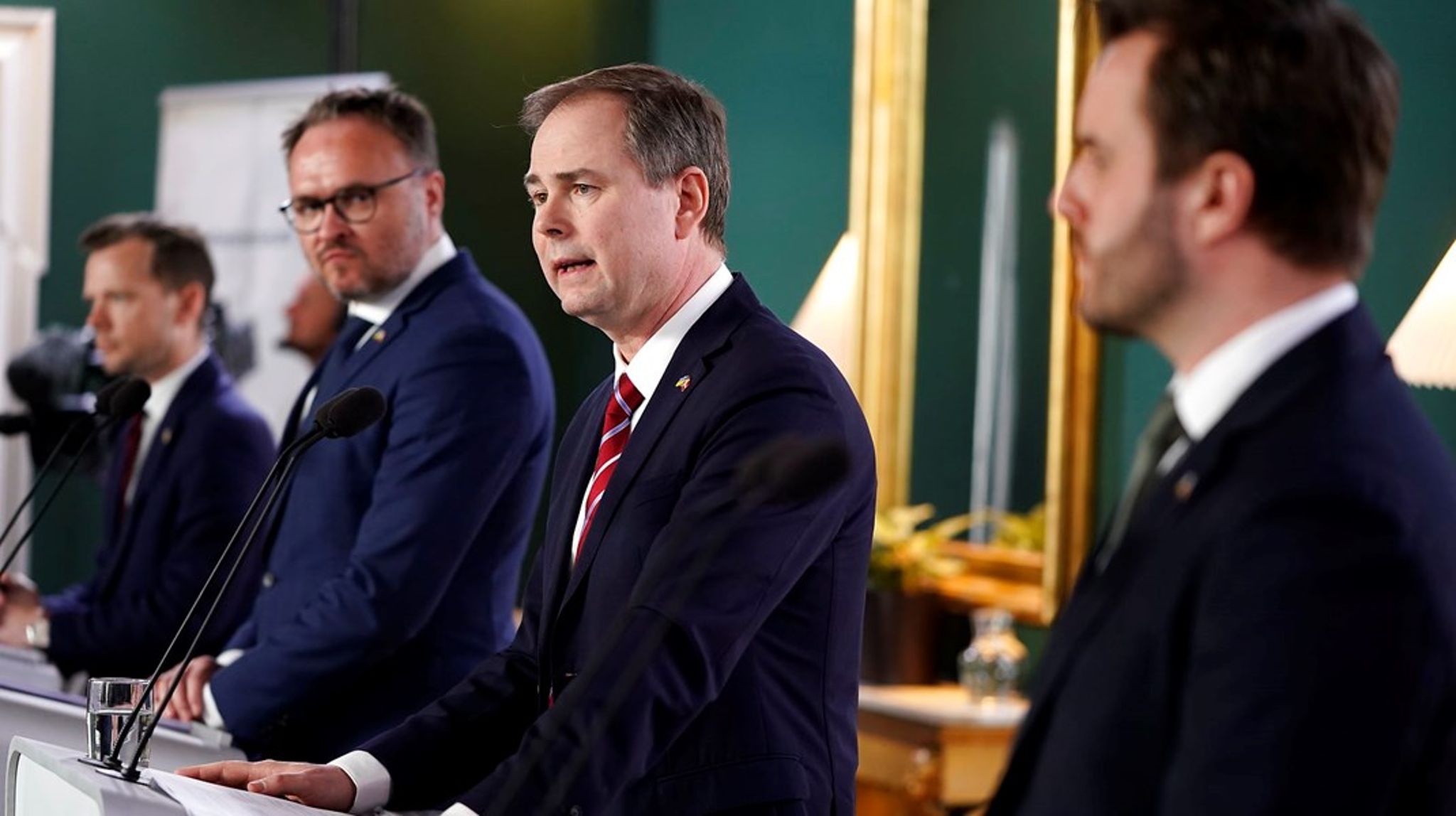 "Udgangspunktet for dansk økonomi er stærkt. Vi er kommet godt gennem pandemien, beskæftigelsen er høj, og ledigheden er lav. Når det er sagt, så kommer denne krise til at påvirke både virksomheder og husholdninger, og konsekvenserne af stigende energipriser vil være mærkbare," siger finansminister Nicolai Wammen (S) på et pressemøde om konsekvenserne af krigen i Ukraine for dansk økonomi.