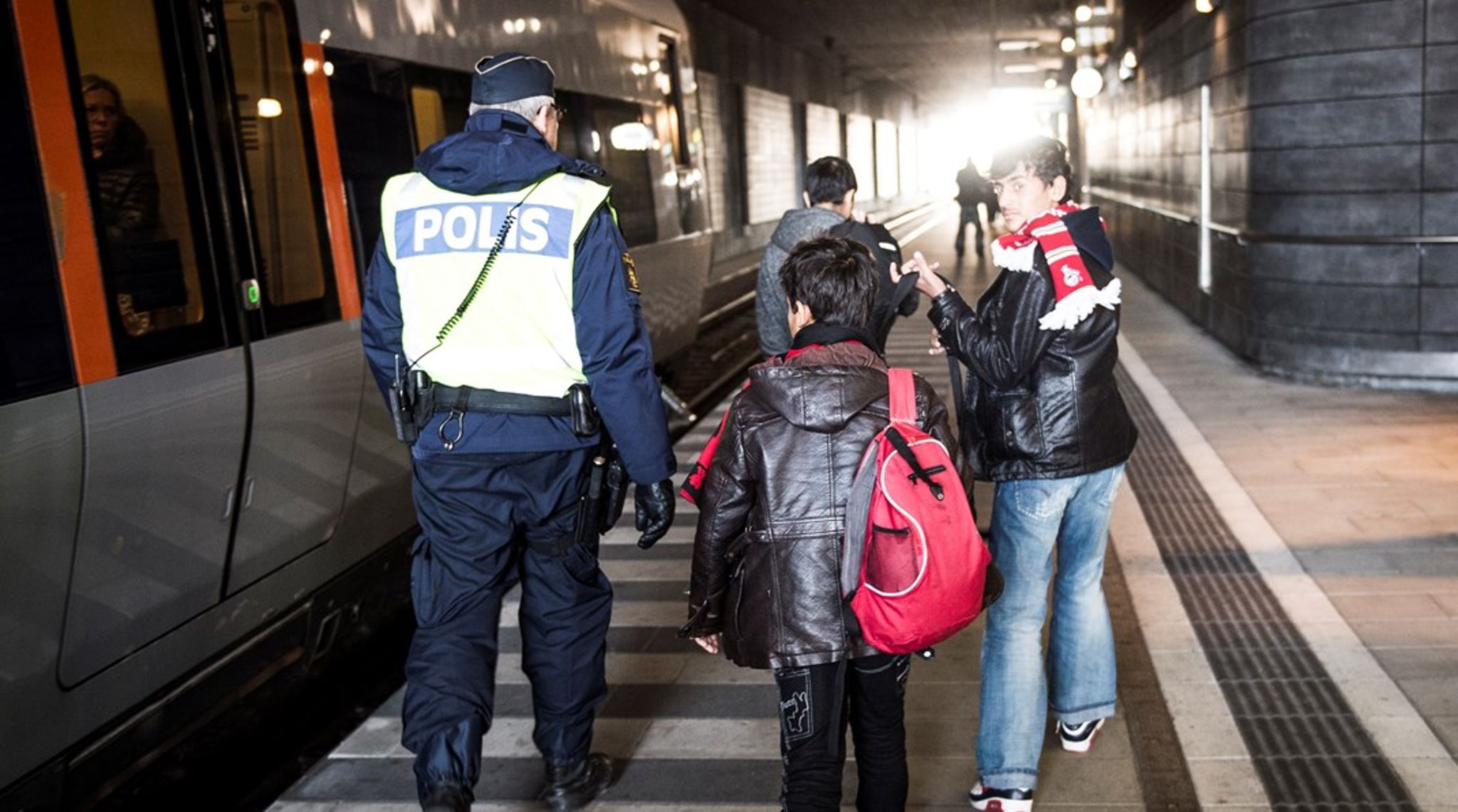 Hvis en flygtning ikke er i besiddelse af gyldig id - og det er de fleste flygtninge naturligvis ikke - så pålægger man transportselskaberne at afvise hende, når hun vil tage bussen, toget eller færgen til Sverige allerede mens hun er i eksempelvis Danmark, skriver Uffe Paludan.&nbsp;