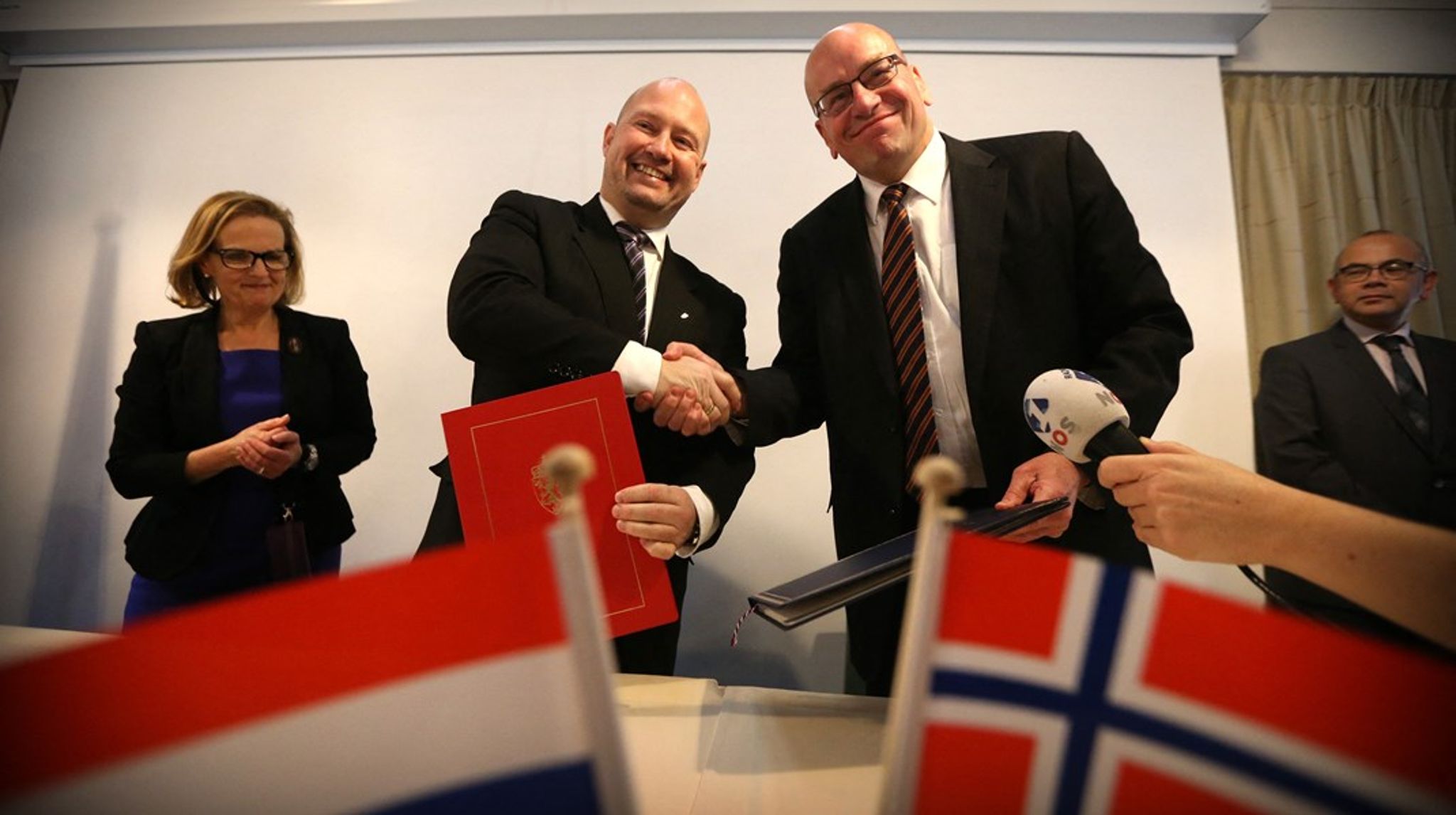 <span>Den daværende norske justitsminister Anders Anundsen (L) og den hollandske justit- og sikkerhedssminister Fred Teeven giver håndtryk i det hollandske fængsel Norgerhaven, efter at Norge har underskrevet en aftale om at leje 242 fængselspladser i Holland.<br></span>