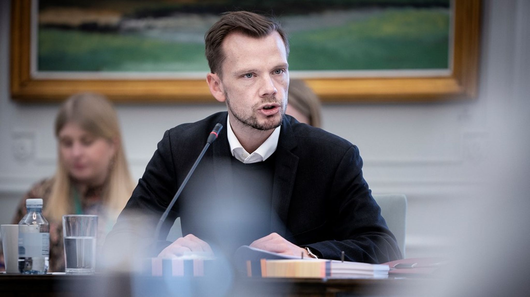 Beskæftigelsesminister Peter Hummelgaard (S) vil tage en snak med arbejdsmarkedets parter om, hvordan de håndterer konflikter om fagforeningsvalg på arbejdspladserne. Han vil dog ikke gribe ind med ny lovgivning, selv om både Venstre, Konservative og Radikale mener, at det er nødvendigt. 