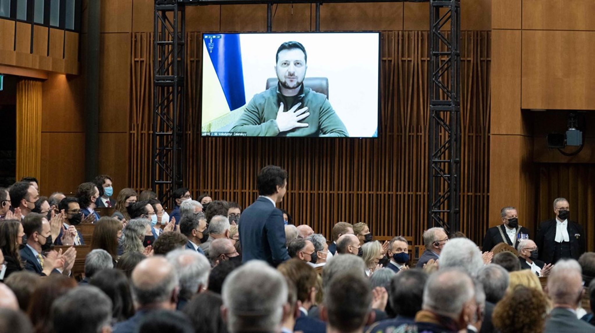 Volodymyr Zelenskyj har tidligere talt til flere landes parlamenter samt Europa-Parlamentet. På billedet er han live igennem til canadiske parlamentarikere.&nbsp;