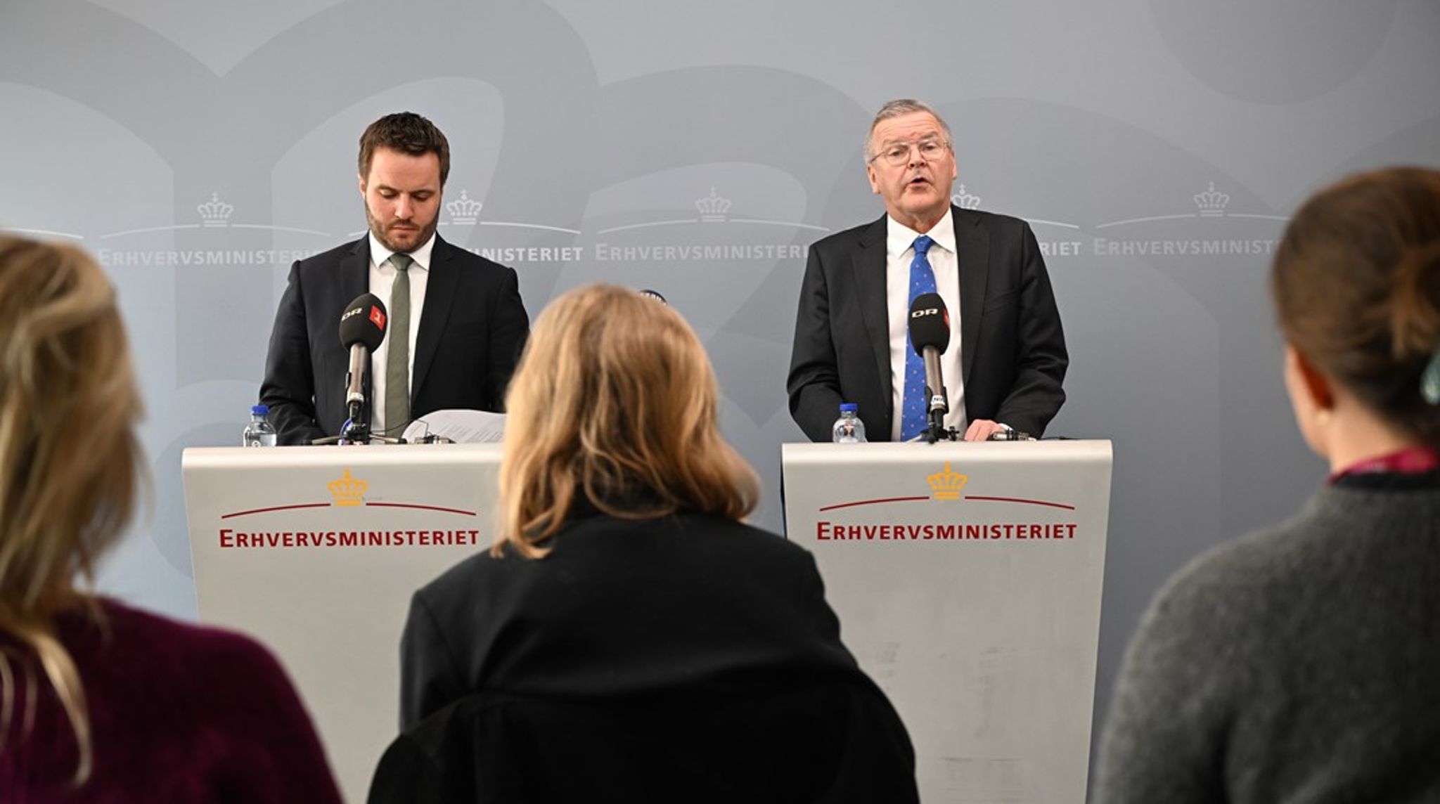 Erhvervsminister Simon Kollerup (til venstre) og Nationalbank-direktør Lars Rohde (til højre) præsenterede tirsdag et lovforslag om at forbyde forbyde handel med kroner til Rusland.