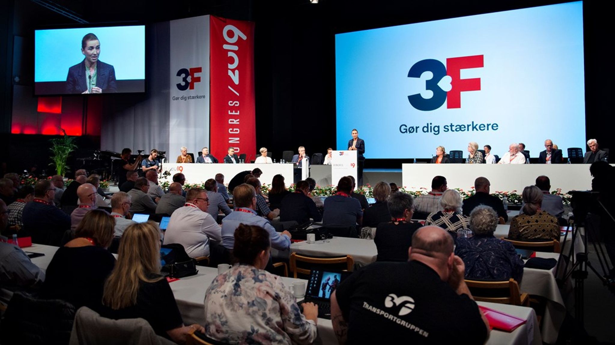 Mette Frederiksen holder tale til 3F's kongres i 2019 med daværende formand Per Christensen ved sin side. På fredag mødes Danmarks største fagforening igen&nbsp;i Aalborg for at vælge ny formand.