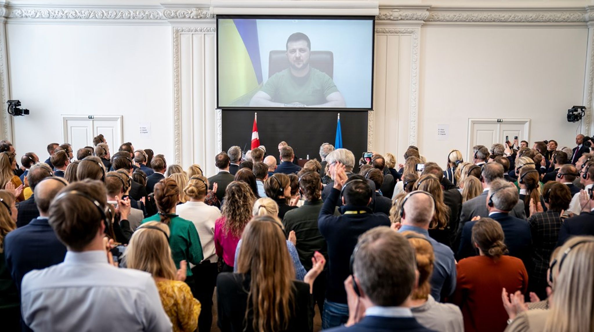 Zelenskyjs tale til Folketinget&nbsp;var et mesterstykke i, hvordan en moderne krig ikke alene føres og vindes på at besidde de mest avancerede våben og tilstrækkeligt af dem, men i høj grad også på at eje fortællingen om krigen, skriver Lisbeth Knudsen.