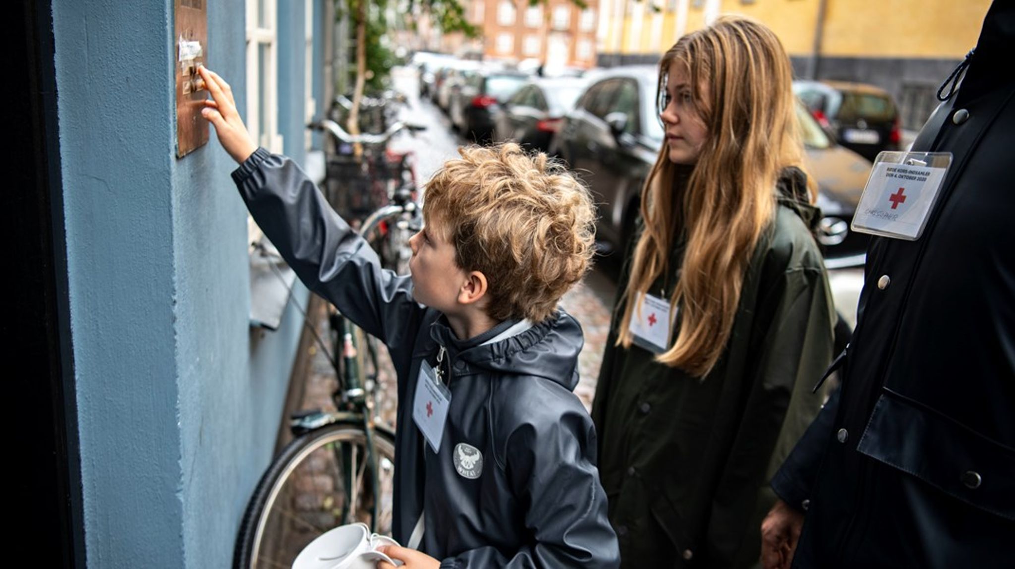 Kun meget få (store) organisationer har tilladelse til at samle ind ved at gå dør-til-dør, men mange andre ønsker i disse uger at starte deres egen indsamling. Læs her hvordan du gør det på den rigtige måde, der overholder både lovgivning og god indsamlingsskik.