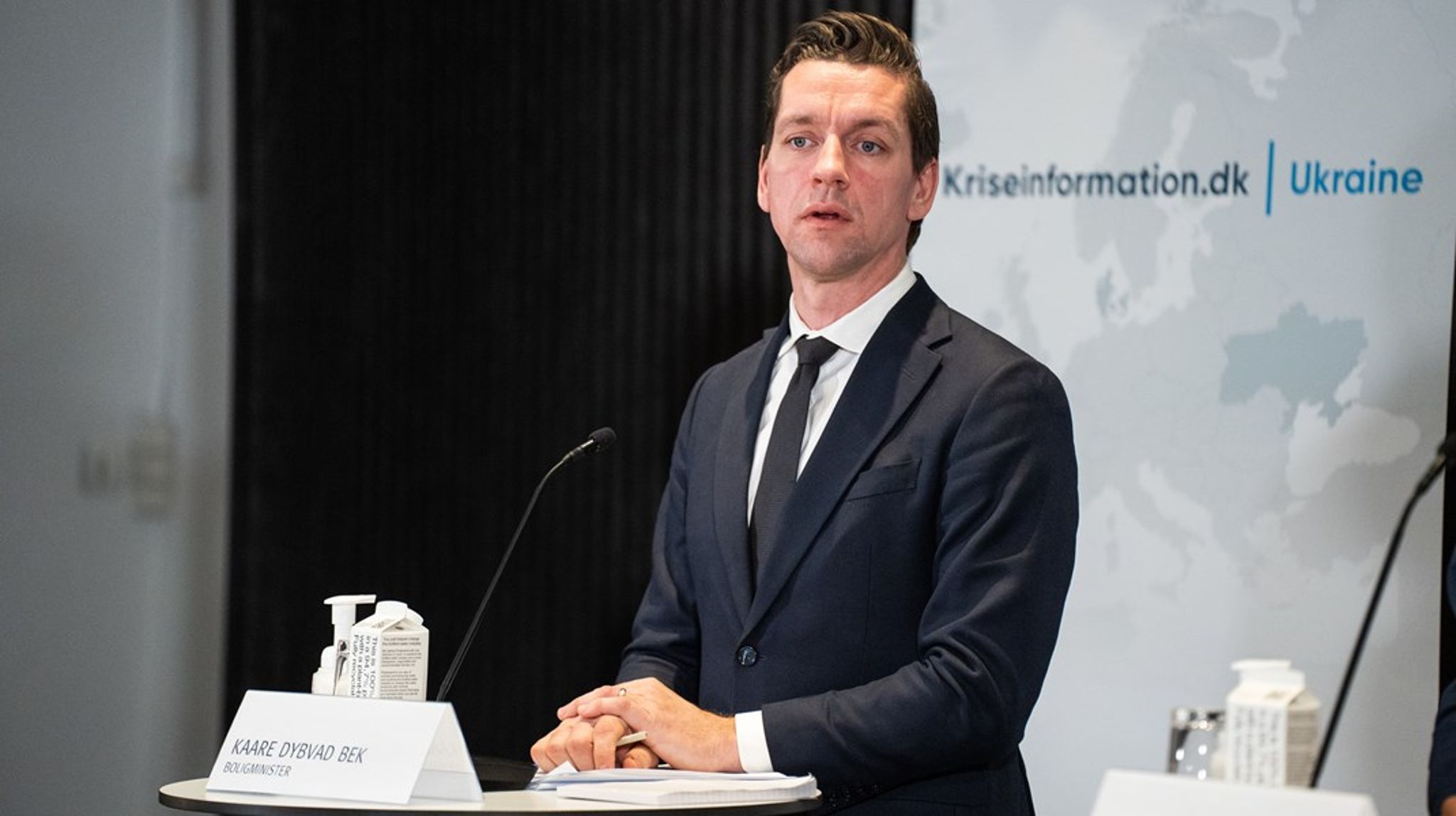 Indenrigs- og boligminister Kaare Dybvad Bek udtalte ærligt i mit program "Alis Fædreland", at regeringen på sin vis har tabt ansigt og har måtte erkende, at de ukrainske flygtninge sandsynligvis ender i de udsatte boligområder, skriver Ali Aminali.
