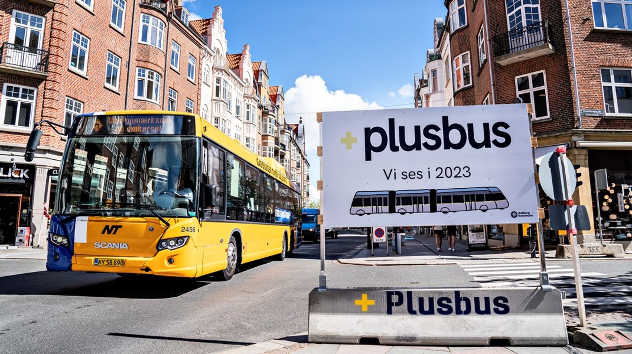 Man kan ikke forvente, at en
busløsning reelt vil aflaste en vejkorridor for biler. De fleste bilisterne vil
sandsynligvis ikke anse BRT-bussen som andet end det, den grundlæggende er - en
bus, skriver Letbaner.dk (arkivfoto af BRT-bus i Aalborg)