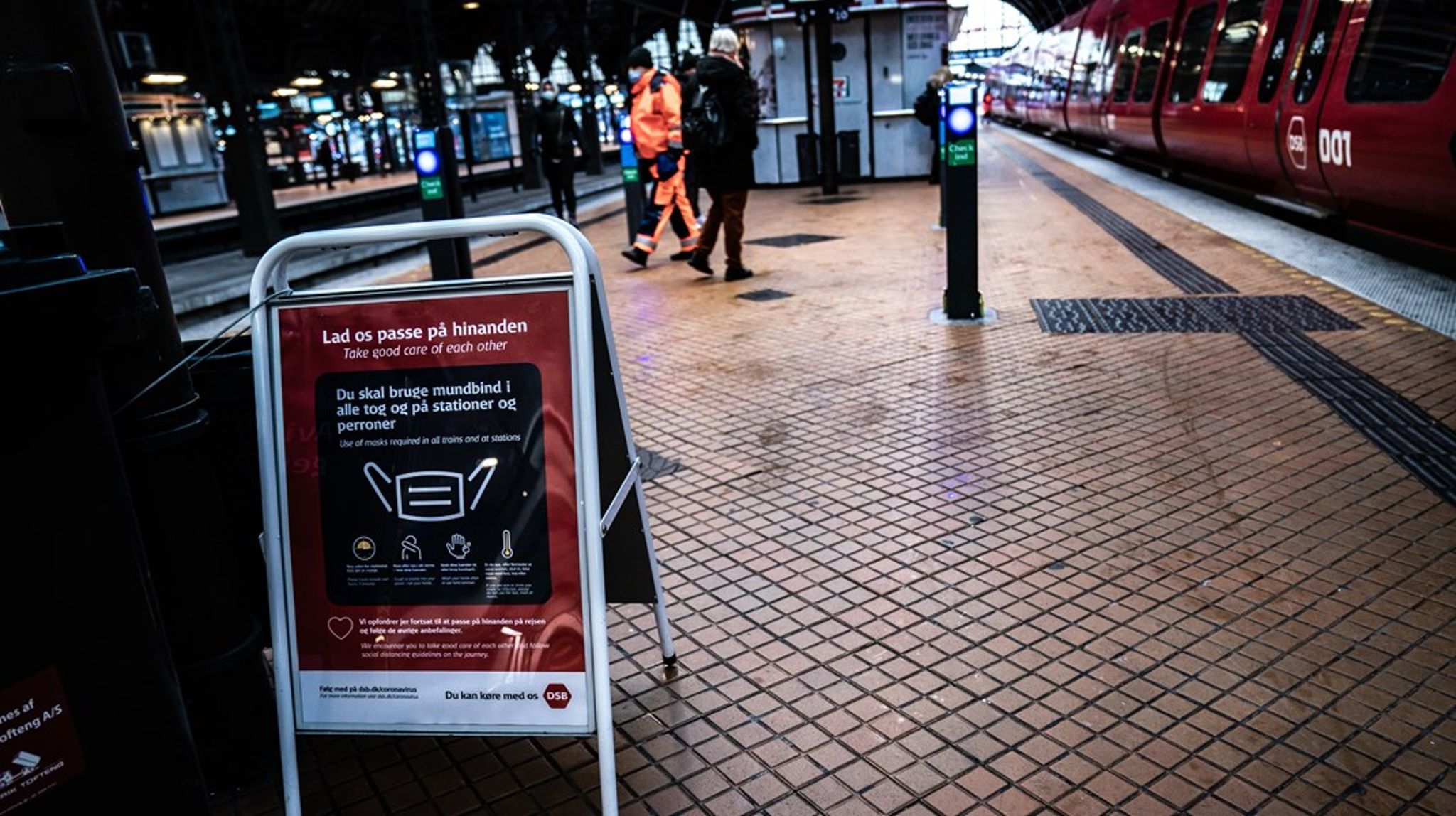 Pandemien har øget den kollektive
trafiks krise, og der er behov for nytænkning. Vi har tidligere peget på, at der er behov for en
takstreform, så kortere ture, der konkurrerer med cyklen, bliver dyrere, og
lange ture, der konkurrerer med bilen, bliver billigere,&nbsp;skriver&nbsp;Otto Anker Nielsen og Hjalmar Christiansen