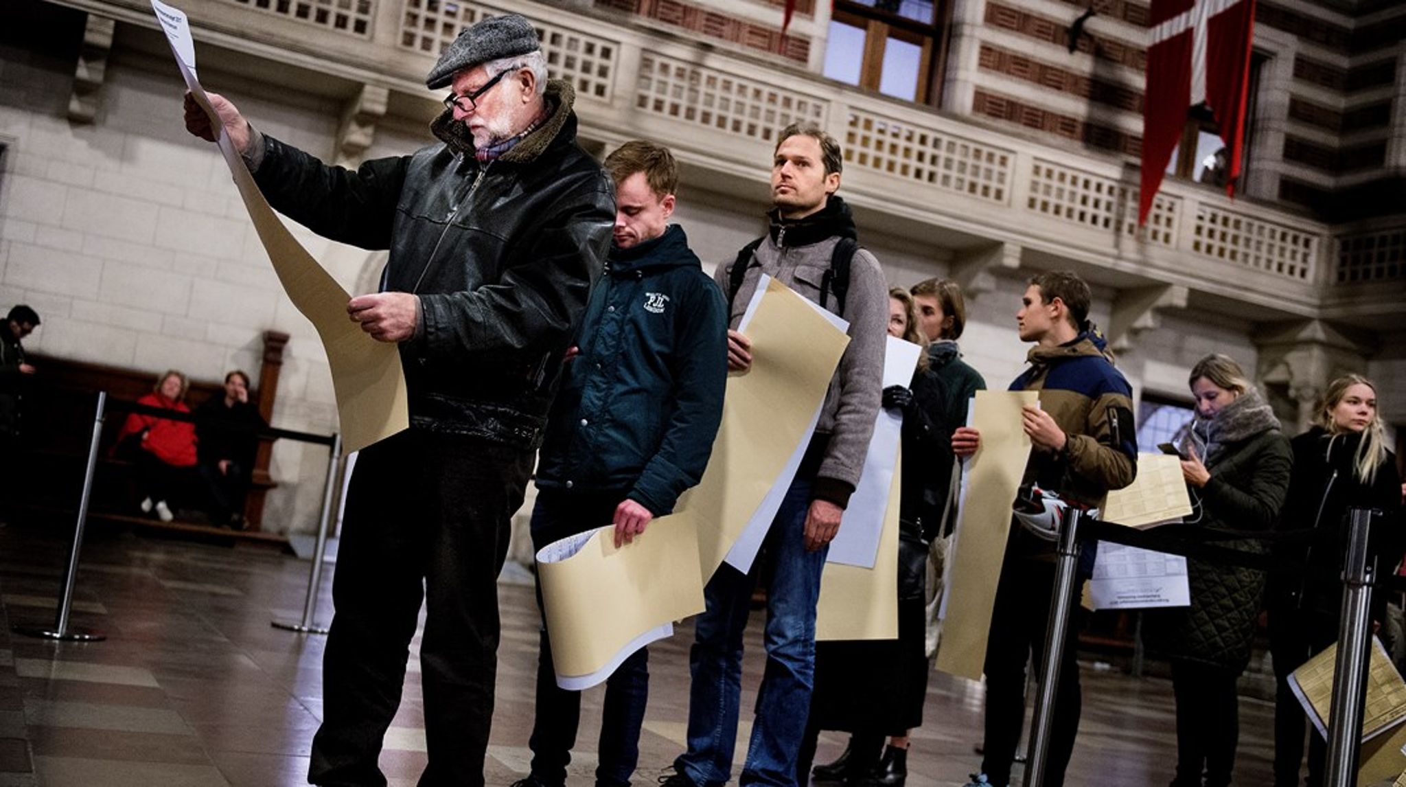 Meget peger i retning af, at regeringen er ved at gøre klar til efterårsvalg, skriver Benny Damsgaard.&nbsp;