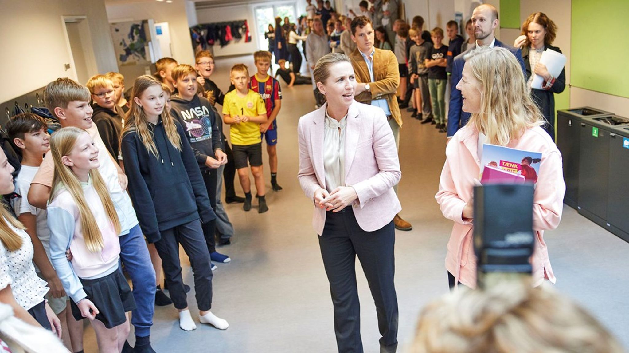 Når politikerne sender den ene specifikke opgave efter den anden ud i skolen, så begrænser de samtidig den frihed, som de ellers ønsker at give mere af til folkeskolen. Det giver ingen mening, skriver&nbsp;Monica Lendal Jørgensen.