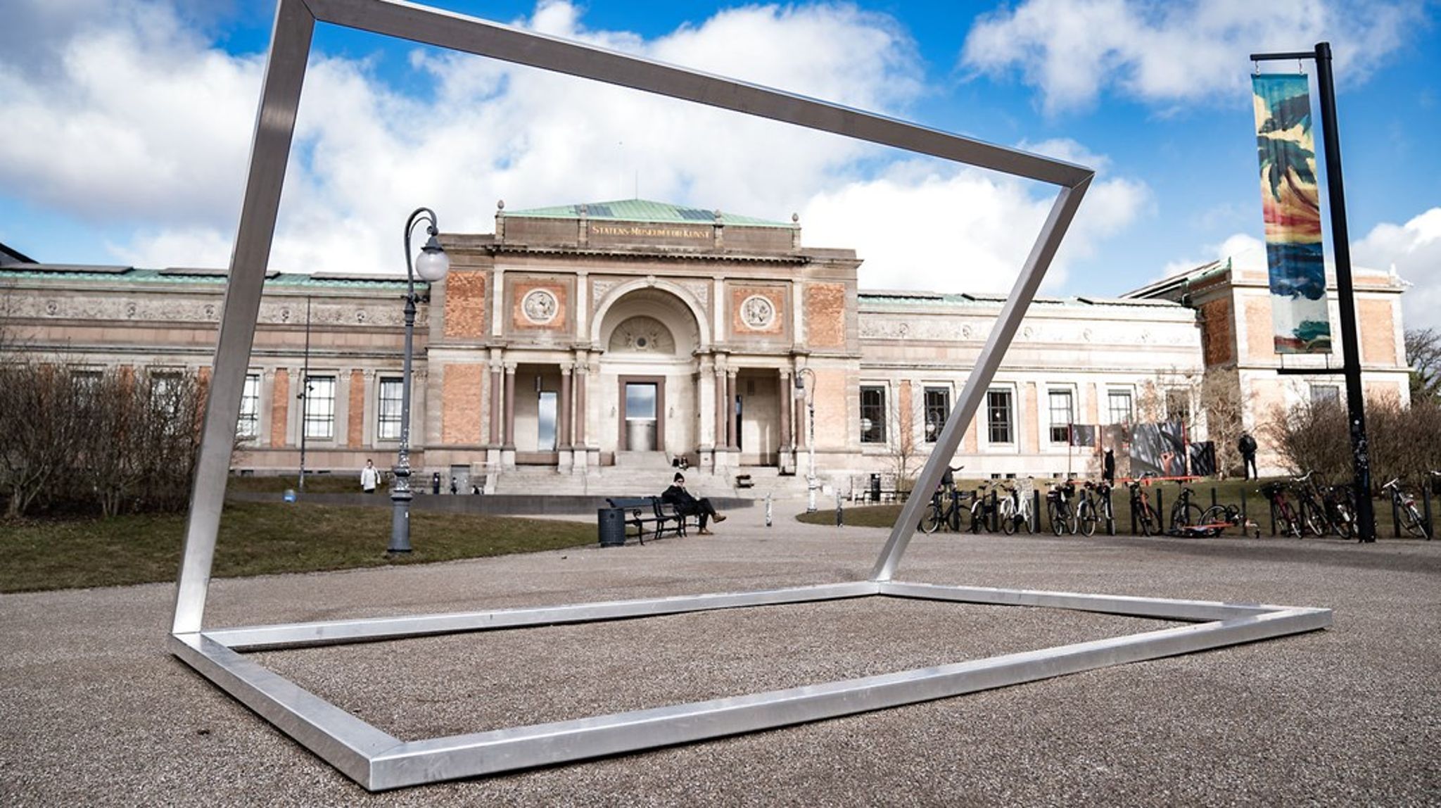 "Pludselig var der skærme overalt" af Benedikte Bjerre på Statens Museum for Kunst. Arkivfoto.<br>