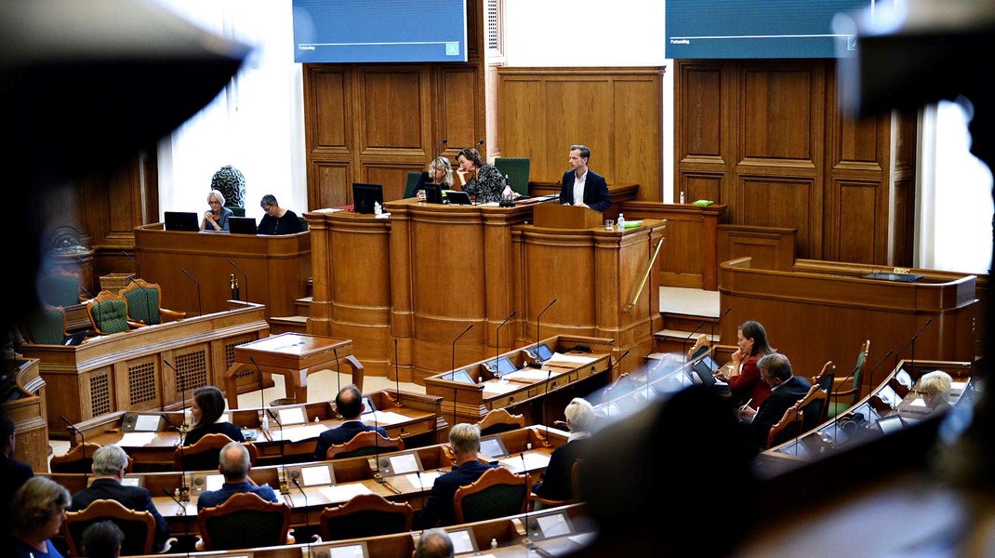 Forslaget om at sætte dagpengesatsen op i de tre første måneder er nu blevet fremsat i Folketinget, selv om det kræver forligsændringer, som Venstre og Konservative blokerer for. Meget peger dog på, at ændringerne vil træde i kraft efter et valg.&nbsp;&nbsp;