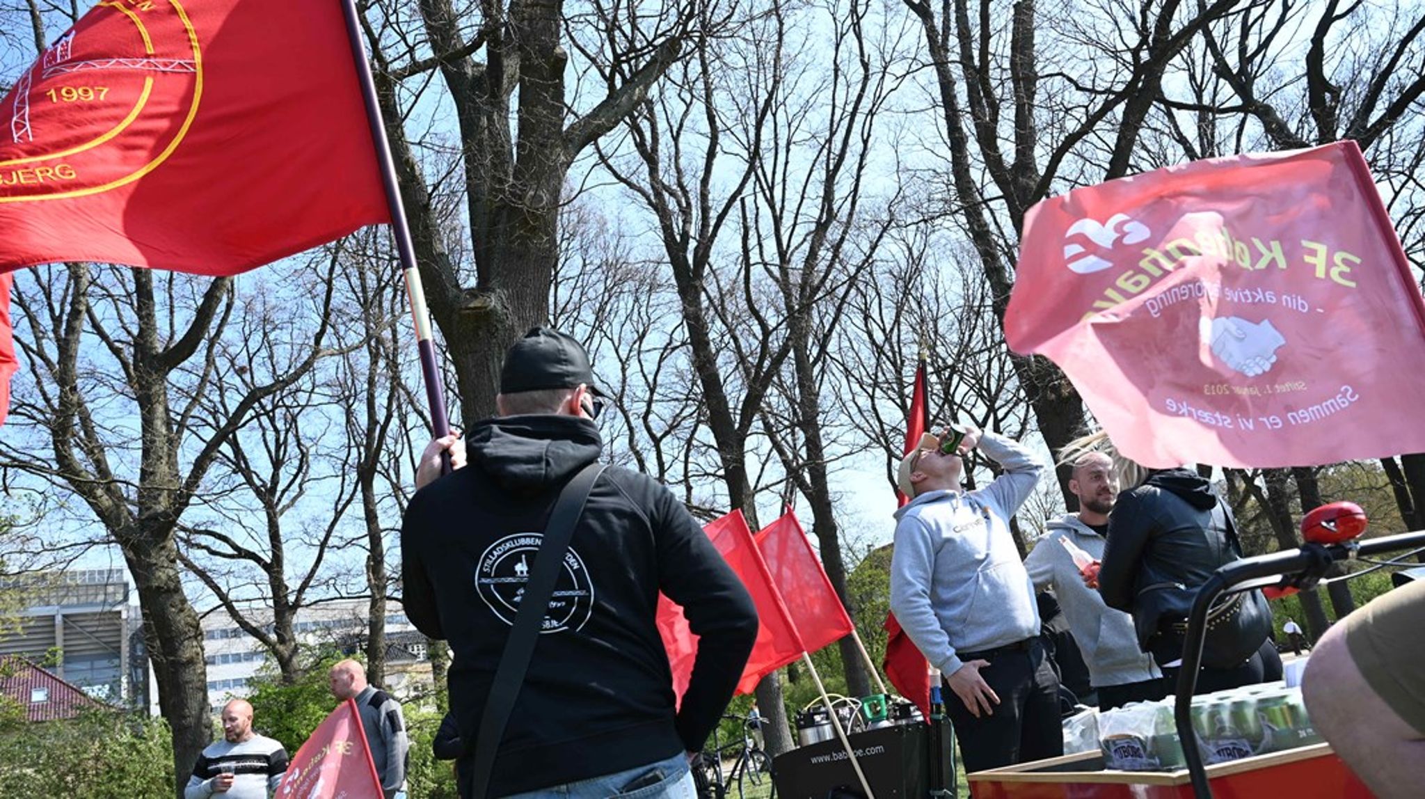 Hverken den socialdemokratiske statsminister eller andre politikere taler i år på hovedscenen i Fælledparken 1. maj. Det er et&nbsp;manifest symbol på den politiske håndskyhed, der har afløst tidligere tiders partimæssige binding, skriver Lars Olsen.