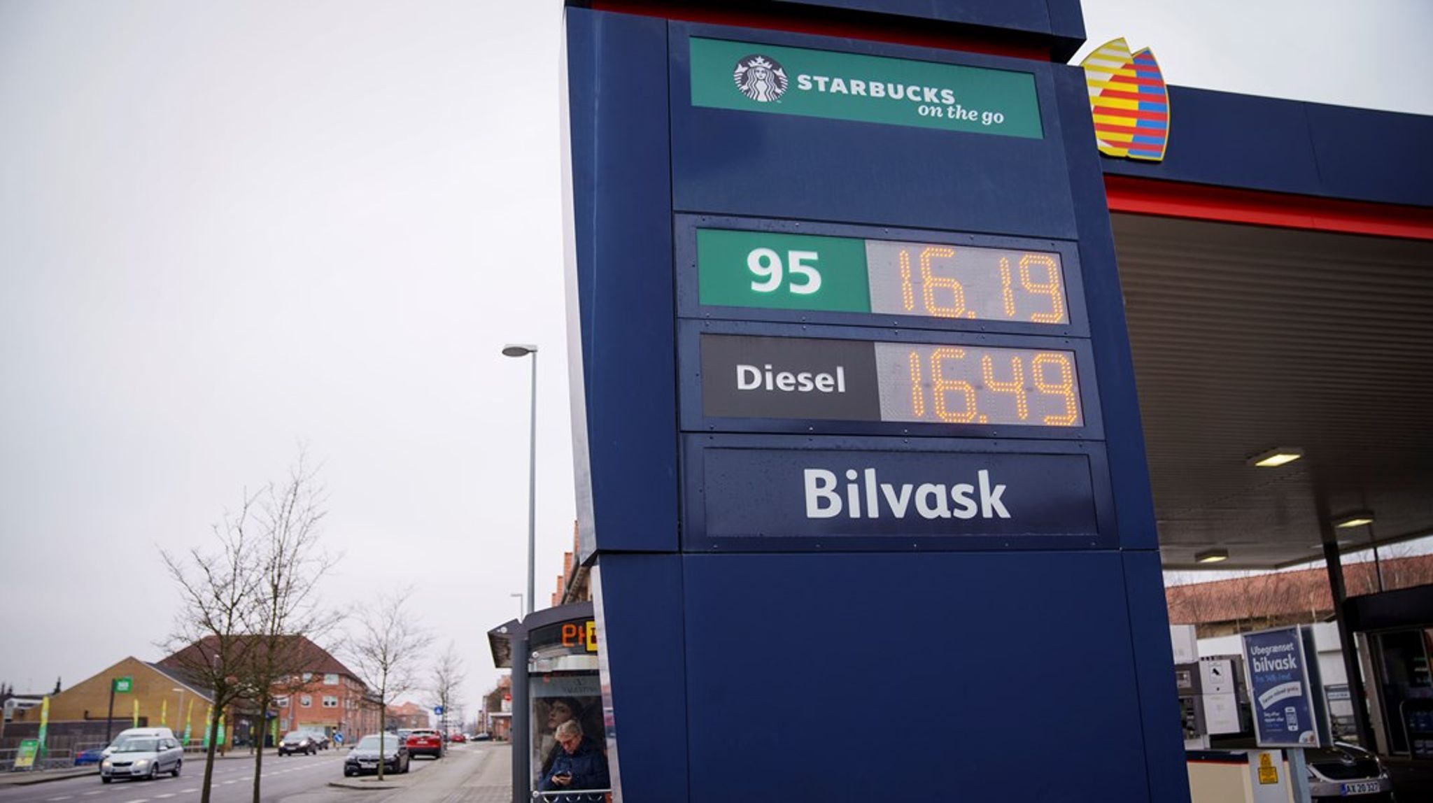 Det er hovedsageligt priserne på olie, gas og el, der står bag de højere priser. 