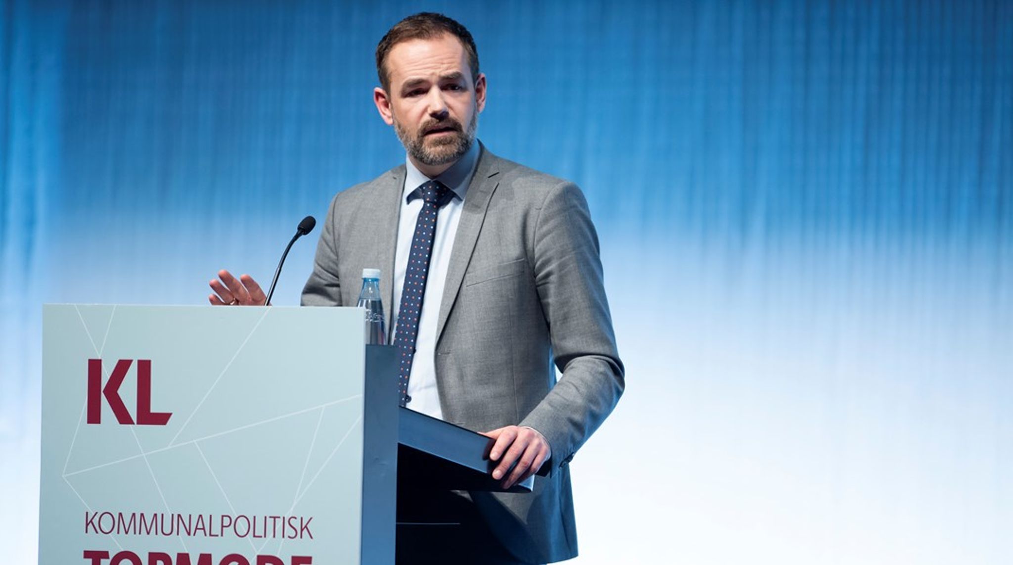 KL's formand, Jacob Bundsgaard (S), har givet udtryk for, at problemet er så stort, at det er lige før, kommunerne taber pusten, skriver Anders Bondo Christensen.