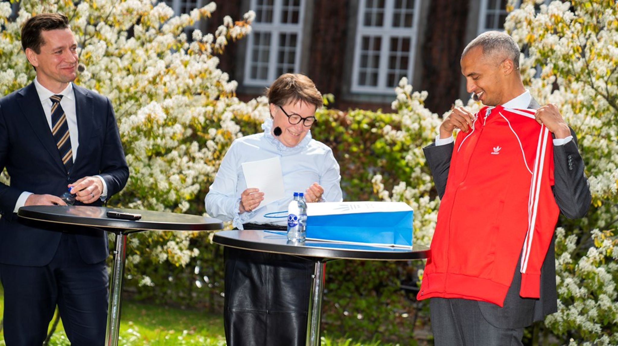 Mattias Tesfaye (S) fik en adidas-trøje i gave fra Udlændinge- og Integrationsministeriet, da departementschef Pernille Breinholdt Mikkelsen holdt sin afskedstale til sin afgående minister.&nbsp;<br>