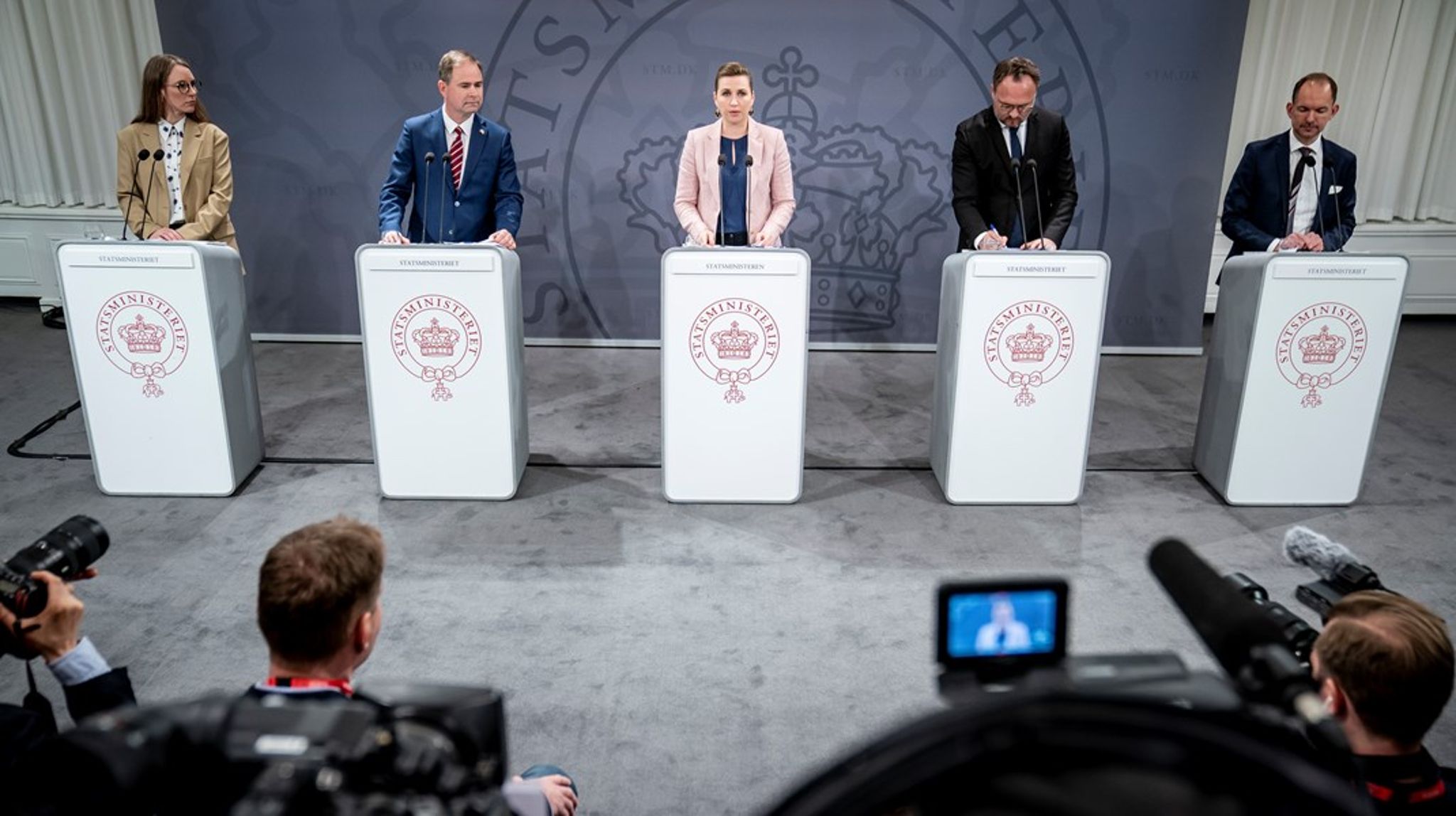Endnu før pressemødet var afsluttet, faldt den første dom fra de forskellige ordførere. "Fint nok", lød det gennemgående budskab. Lige bortset fra, at der skal reduceres endnu mere, endnu hurtigere. Procenter og årstal føg gennem luften, skriver Connie Hedegaard.