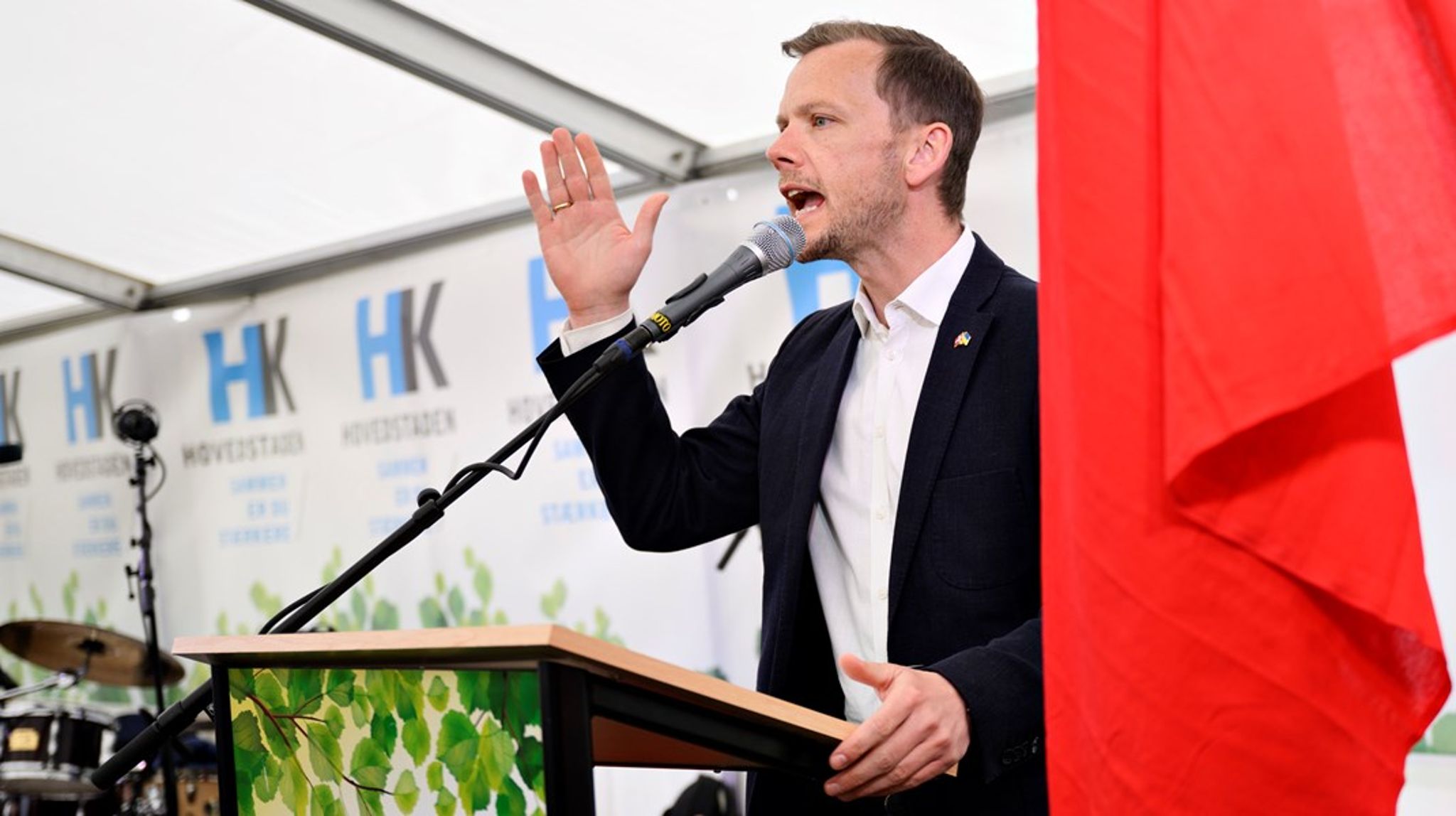 Regeringen og beskæftigelsesminister Peter Hummelgaard (S) kan foreløbig ånde lettet op efter Pensionskommissionens anbefalinger. De fjerner presset fra fagbevægelsen om at fastfryse pensionsalderen og peger samtidig på blandt andet Arne-pensionen som en vigtig del af pensions-systemet. Det&nbsp;siger Rikke Brøndum, redaktør på Altinget Arbejdsmarked, i dagens Ajour.