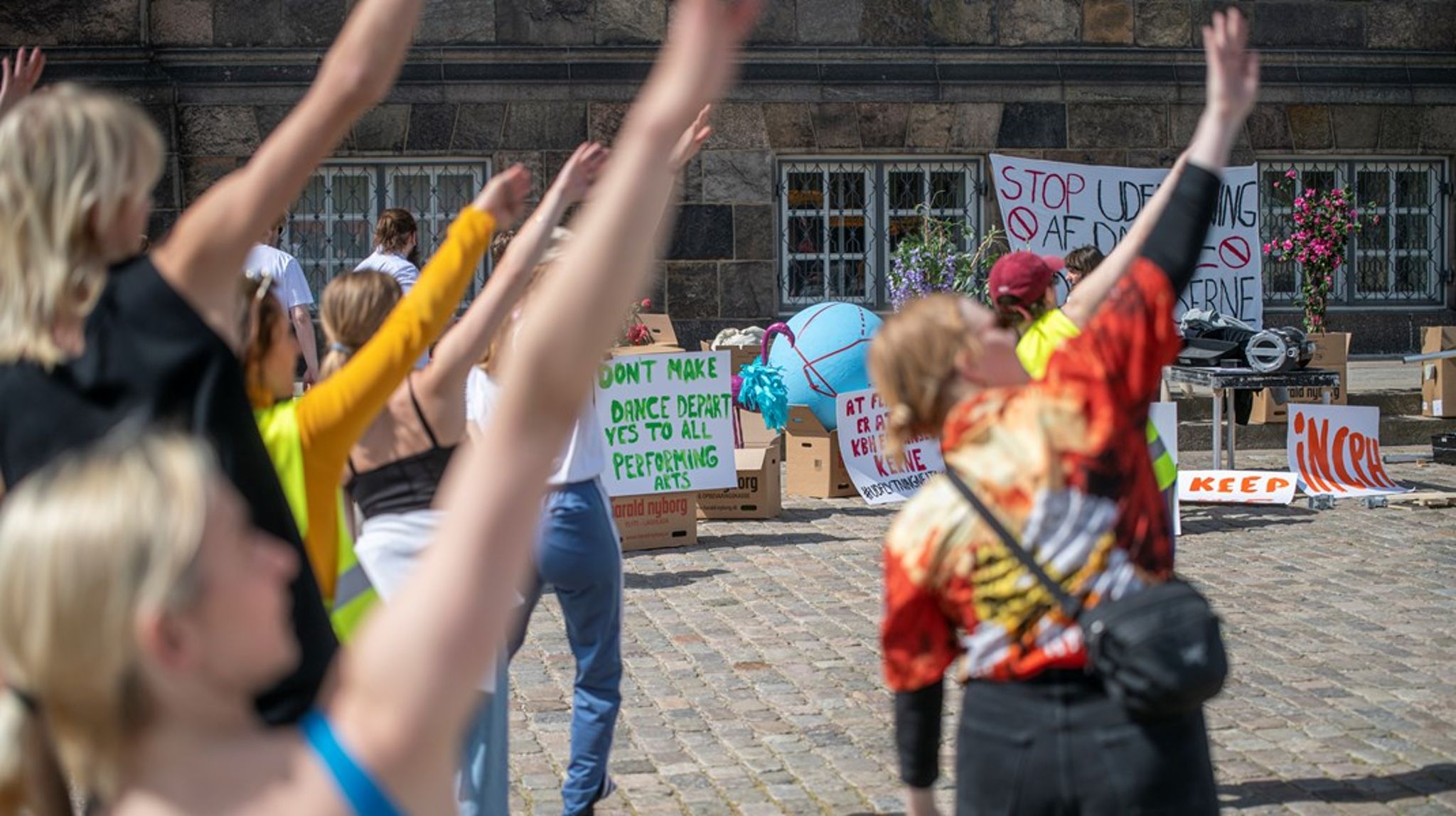 De studerende håber på, at politikkerne vil oprette flere studiepladser og finde en finansieringsmodel, der gør det muligt at køre videre med en danseuddannelse i både København og Holstebro. 