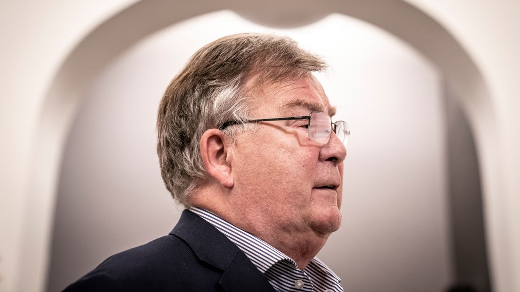 Man skulle tro, at eks-forsvarsminister Claus Hjort også selv ville ønske at få sit gode navn og ry renset ved en retssag, skriver Davis Trads. 