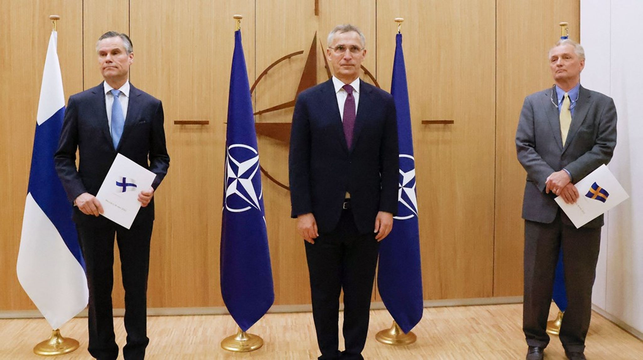 Ved en ceremoni 18. maj markerede Finland og Sveriges ambassadører til Nato sammen med Natos generalsekretær Jens Stoltenberg de to nordiske landes ansøgning om medlemskab.