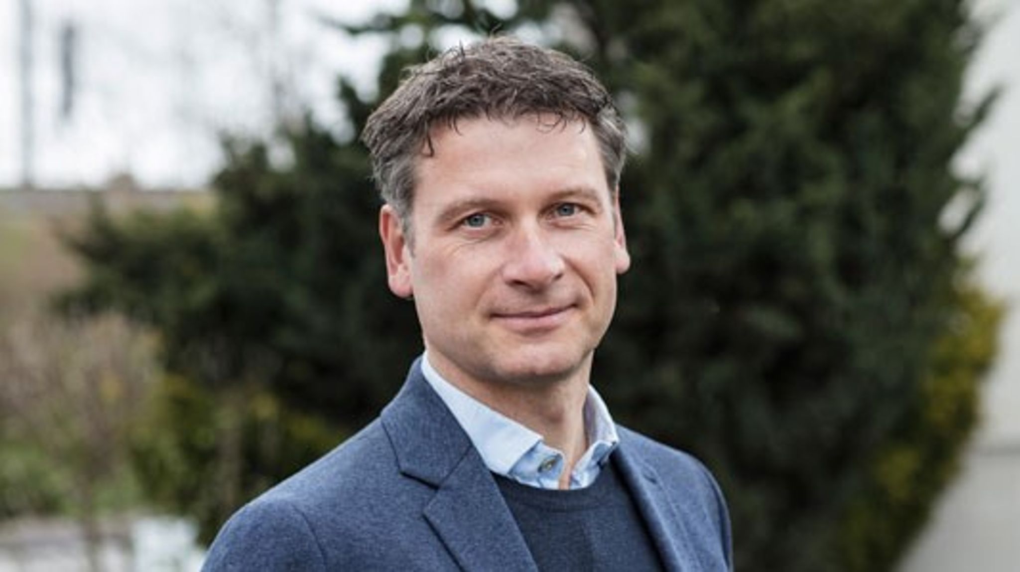 "Jeg mener ikke, at jeg har fået særbehandling, fordi jeg er læge, men jeg har haft gode forudsætninger for at forstå systemet og mit forløb," siger Christian Freitag, der har været igennem et barsk kræftforløb. Nu vil den 56-årige almenmediciner i Folketinget for Det Konservative Folkeparti.