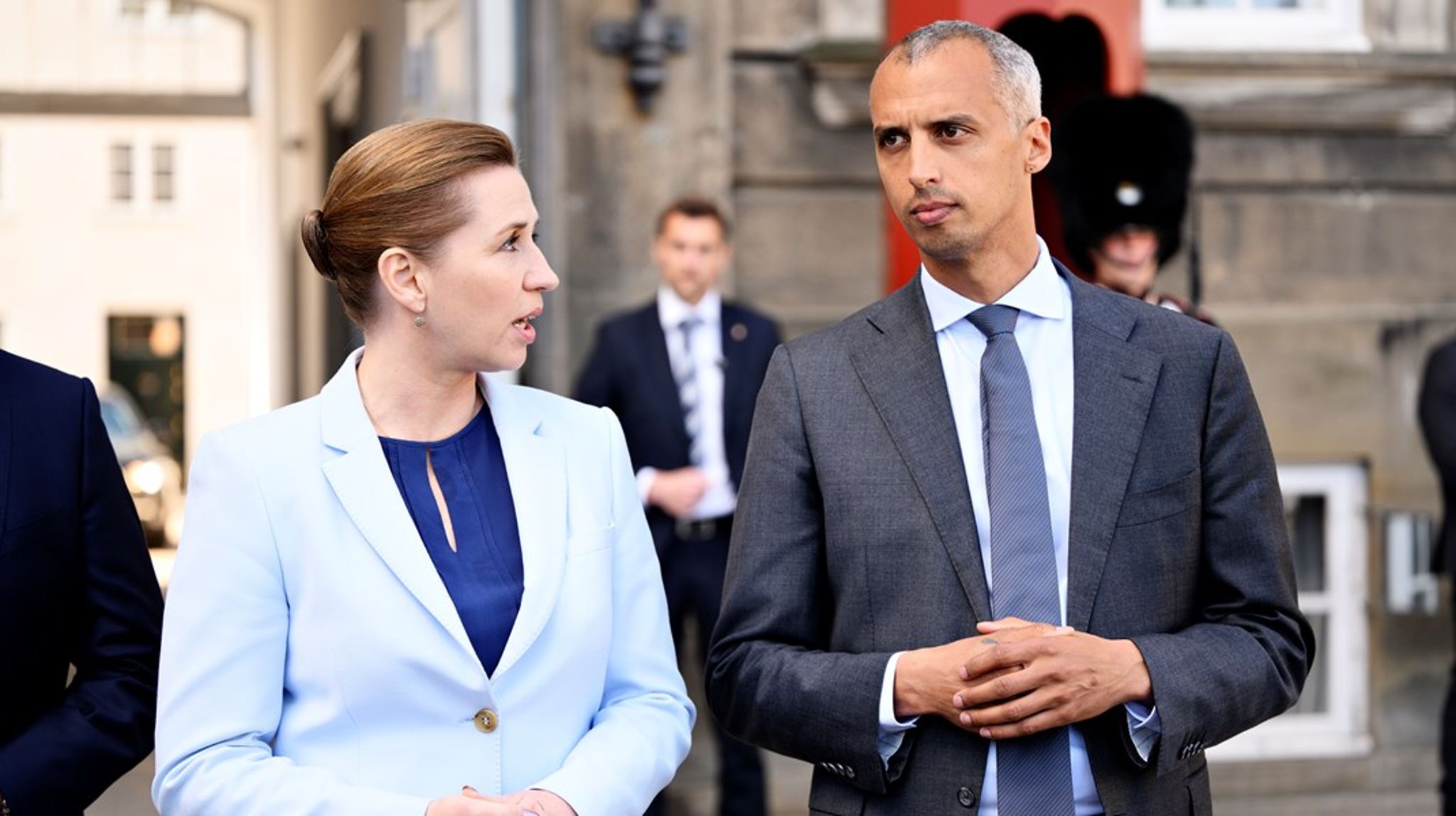 Justitsministeriet og Statsministeriet topper listen over departementer med de største udskiftninger af ansatte. Begge ministerier fortæller, at det skyldes praksisser med rokeringer. Her præsenterer statsminister Mette Frederiksen i år sin nye justitsminister Mattias Tesfaye.&nbsp;