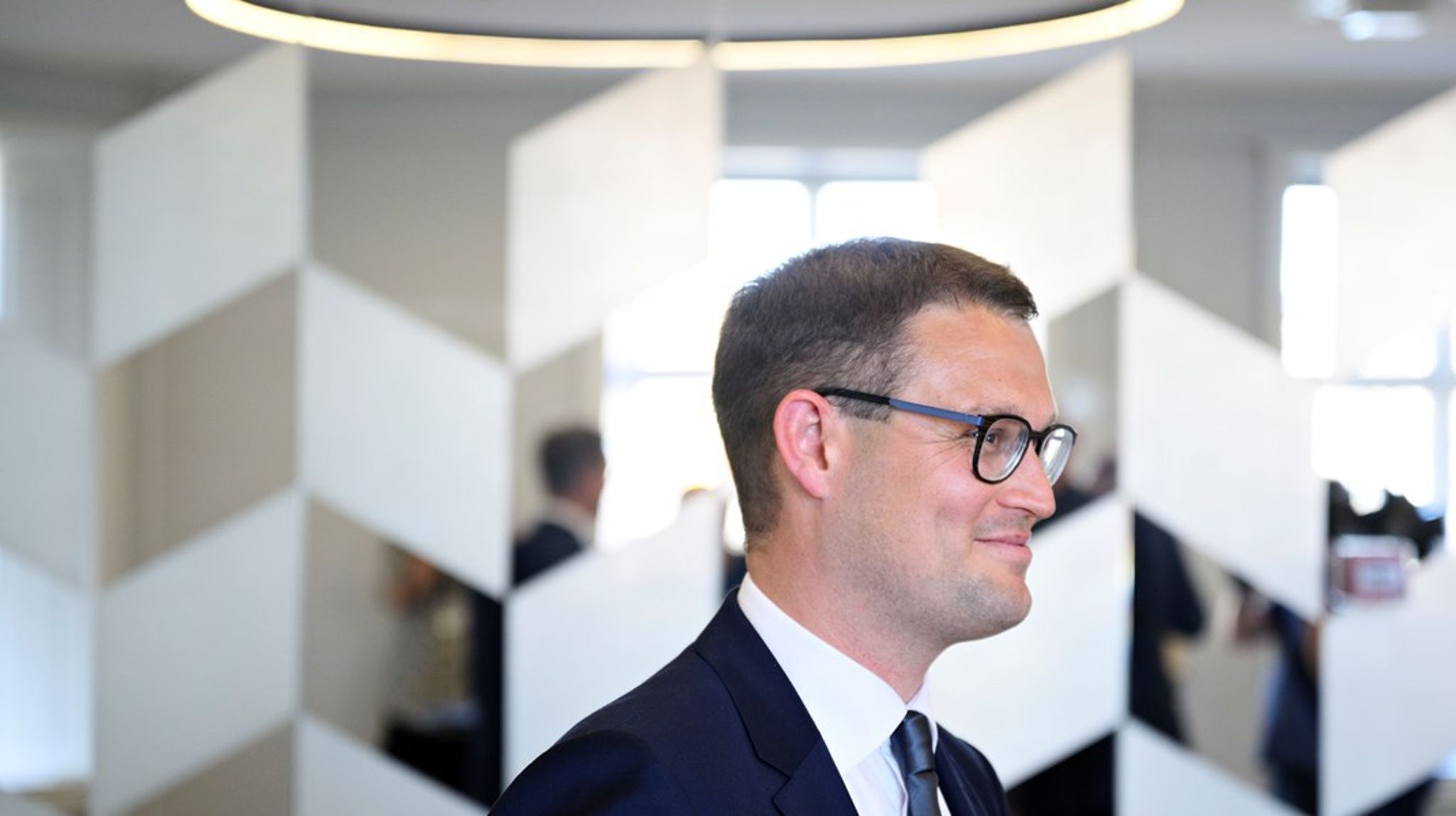 Boligminister Christian Rabjerg Madsen foreslår at lade truede almene boligprojekter overskride det normale rammebeløb med op til 20 procent.&nbsp;