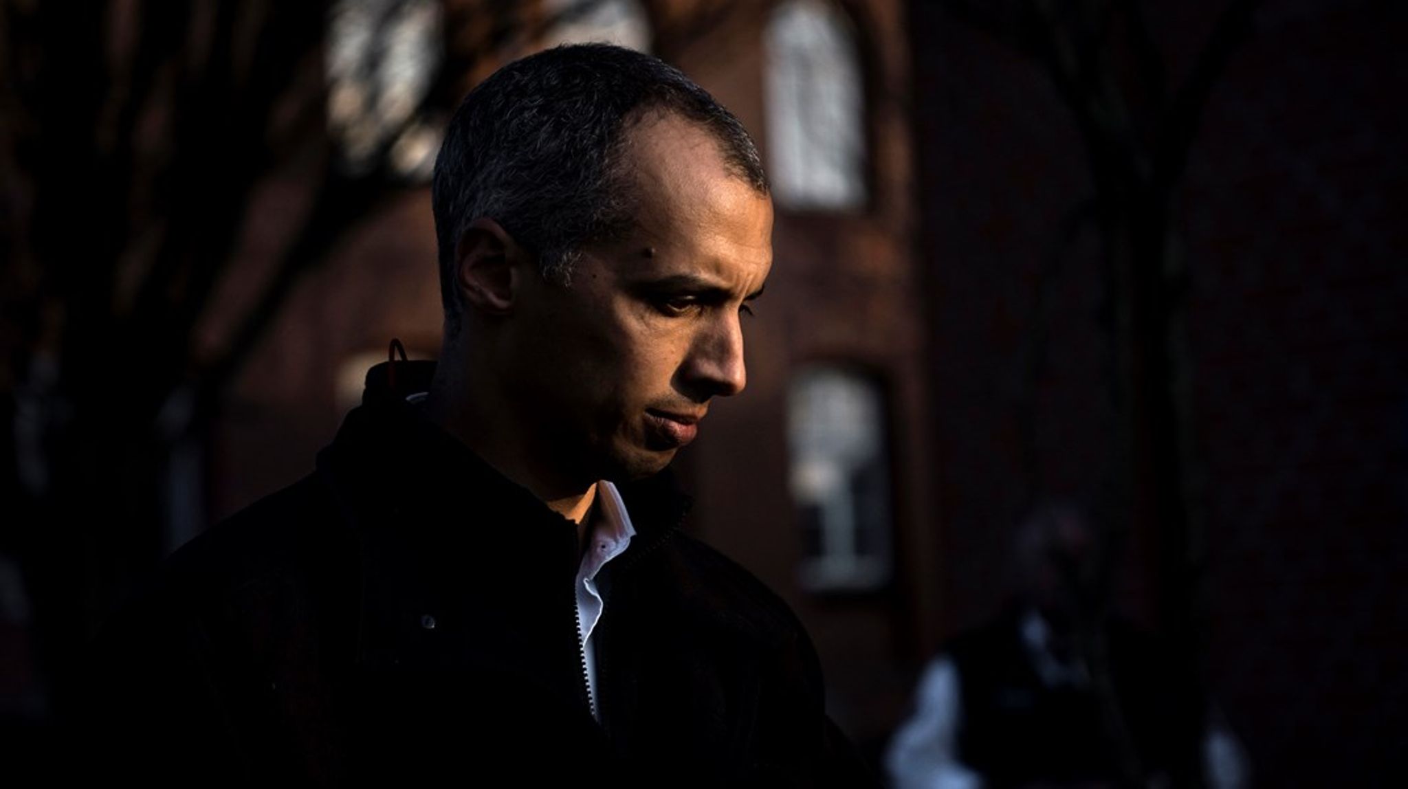 Justitsminister Mattias Tesfaye (S) kalder Danmarks leje af fængselspladser i Kosovo for "et banebrydende projekt", mens internationale organisationer opfordrer landet til at trække sig fra aftalen.