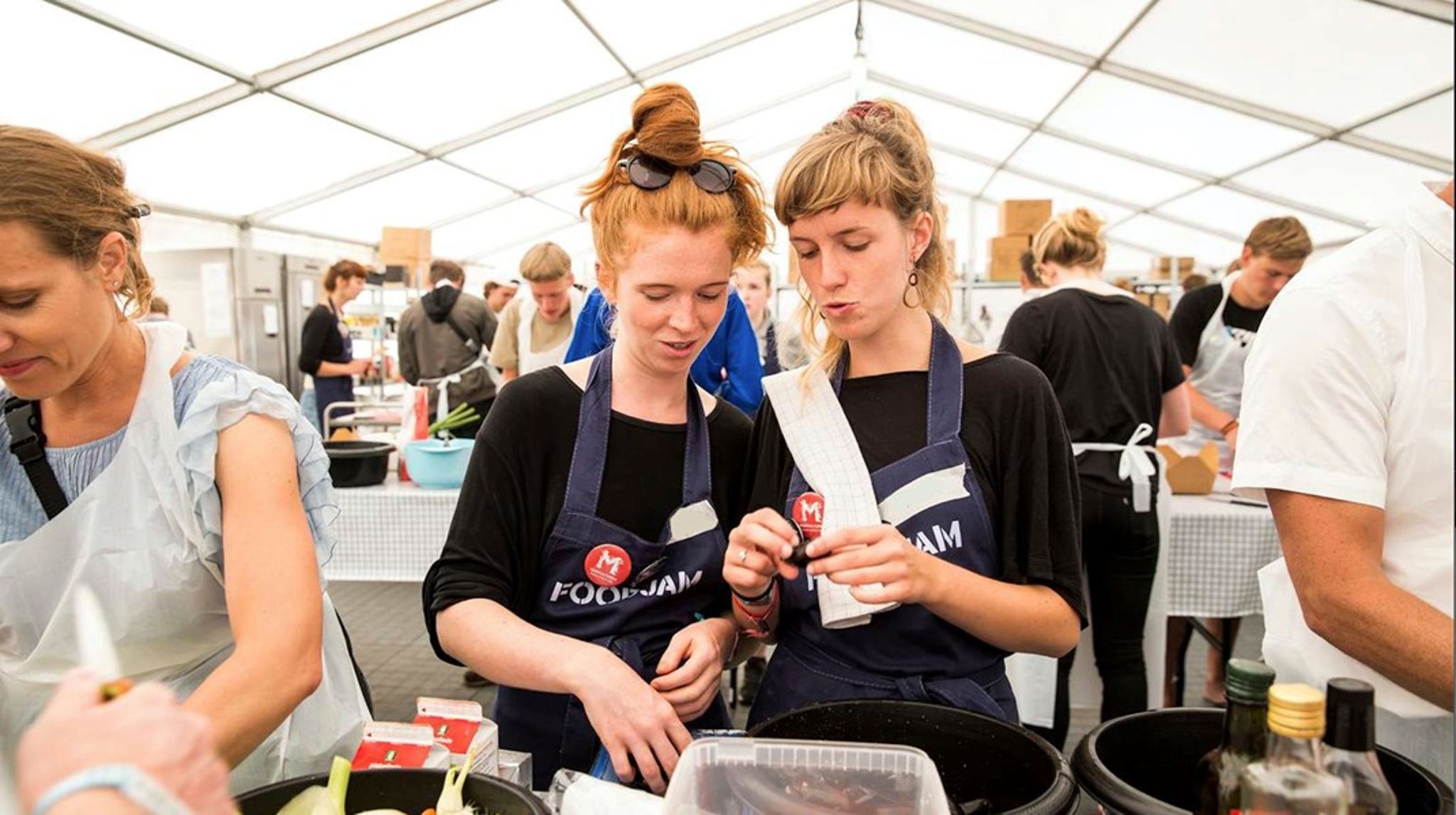 Rigtig mange unge flytter hjemmefra uden basale madlavningsfærdigheder. Det kan festivalernes madfælleskaber ændre på, skriver Judith Kyst. 