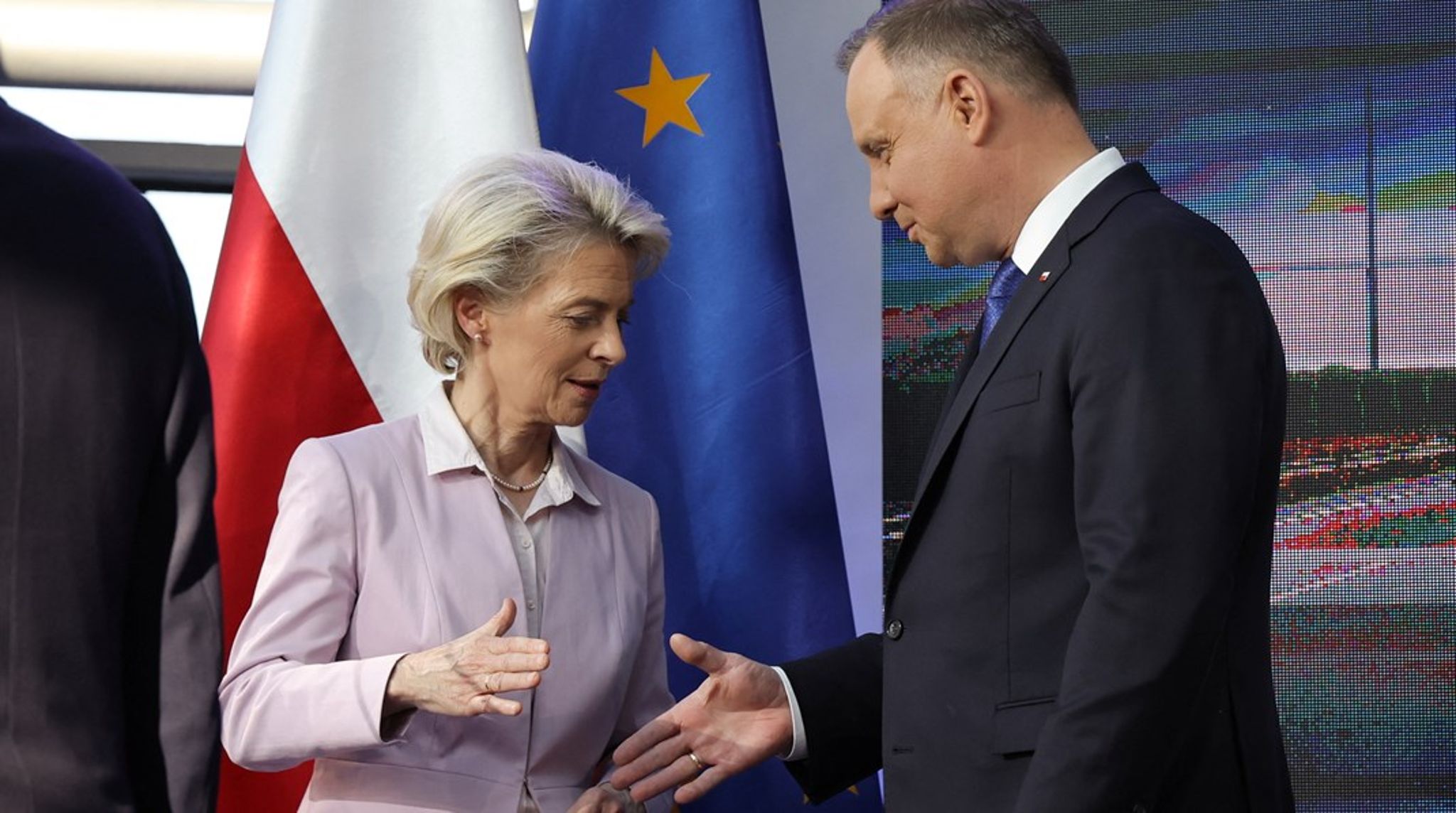 Nu har von der Leyen allerede godkendt Polens genopretningsplan, og vores egen statsminister har kaldt Polen et af de vigtigste lande i EU, så hvorfor i alverden skulle Lov og Retfærdighed droppe de retsreformer, de mener er af afgørende betydning, spørger Vibe Termansen.