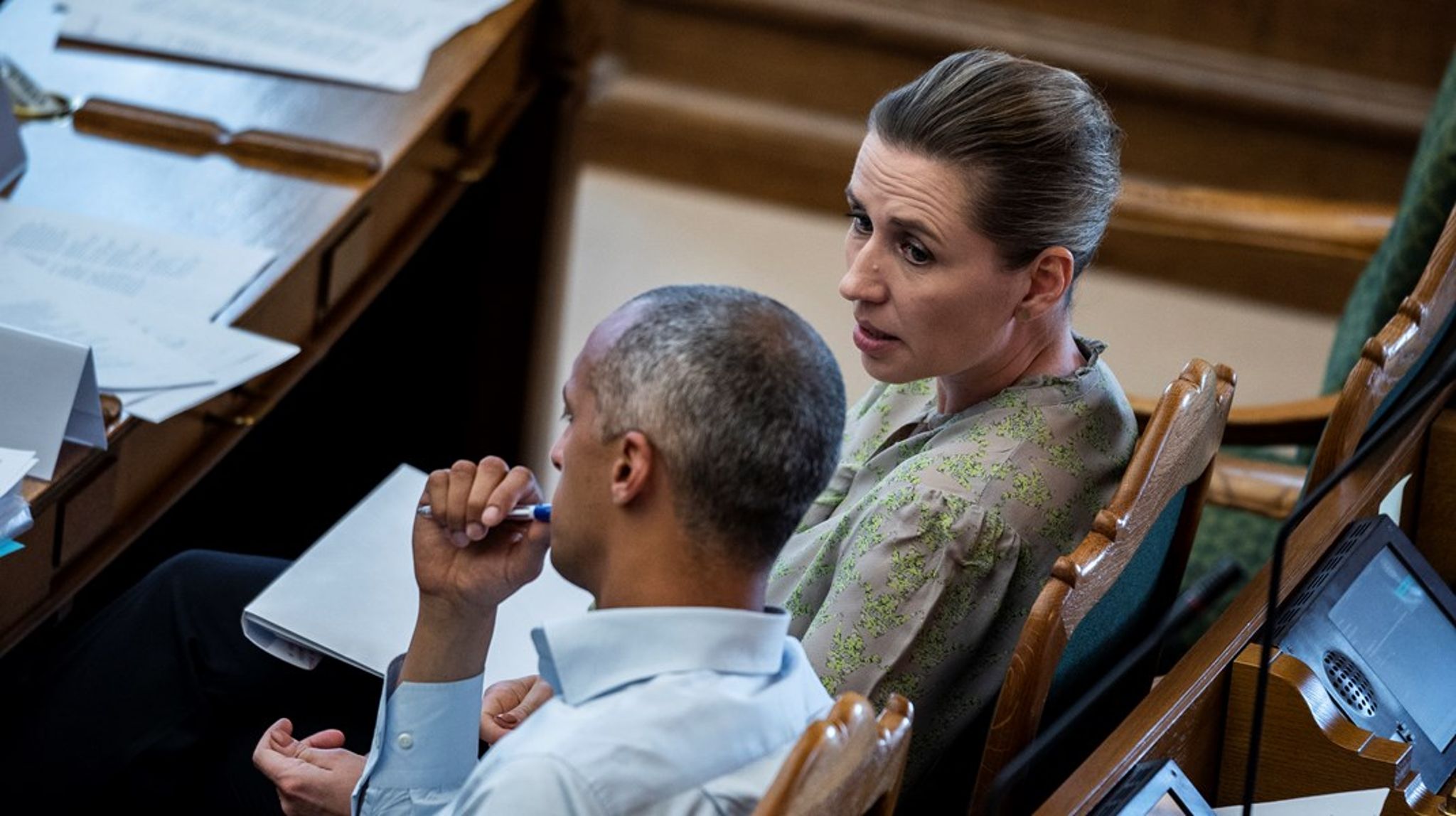 Regeringen indgik i december en politisk aftale med Dansk Folkeparti, Konservative og SF, som indebærer, at Danmark skal leje fængselspladser til udvisningsdømte udlændinge i Kosovo.