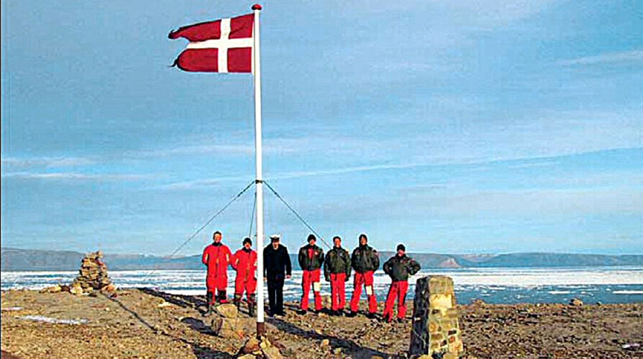 Danske soldater samlede om Dannebrog, på den nu Canadisk-Danske ø, Hans Ø. 